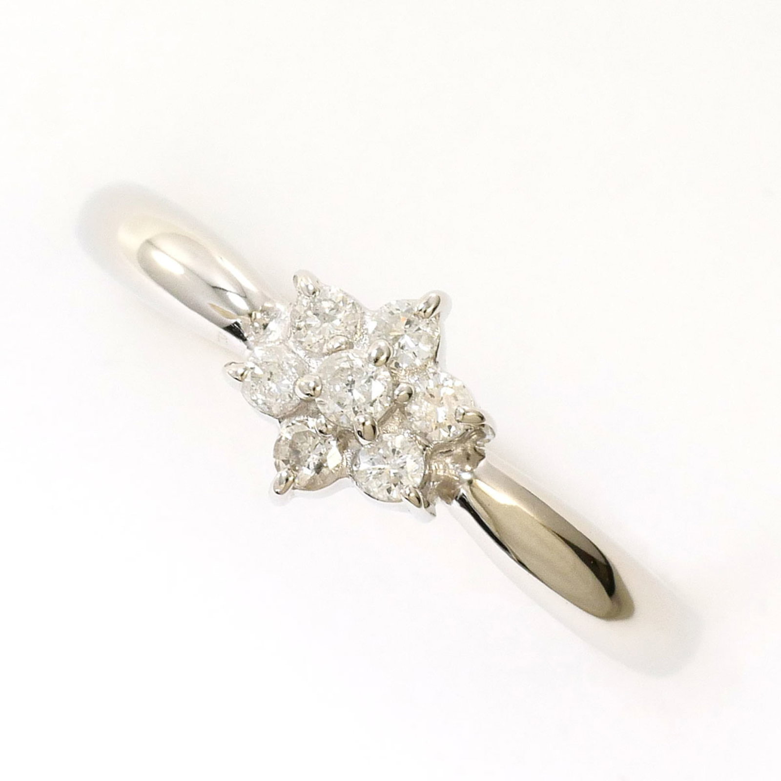 Ring Band Platinum Unbranded 900: Ring Band Platinum Unbranded 900 Platinum band ring features a diamond stone set in a high-quality platinum metal construction, with a US size 6.5 and JP size 12 fit available. The ring weighs 2.1g