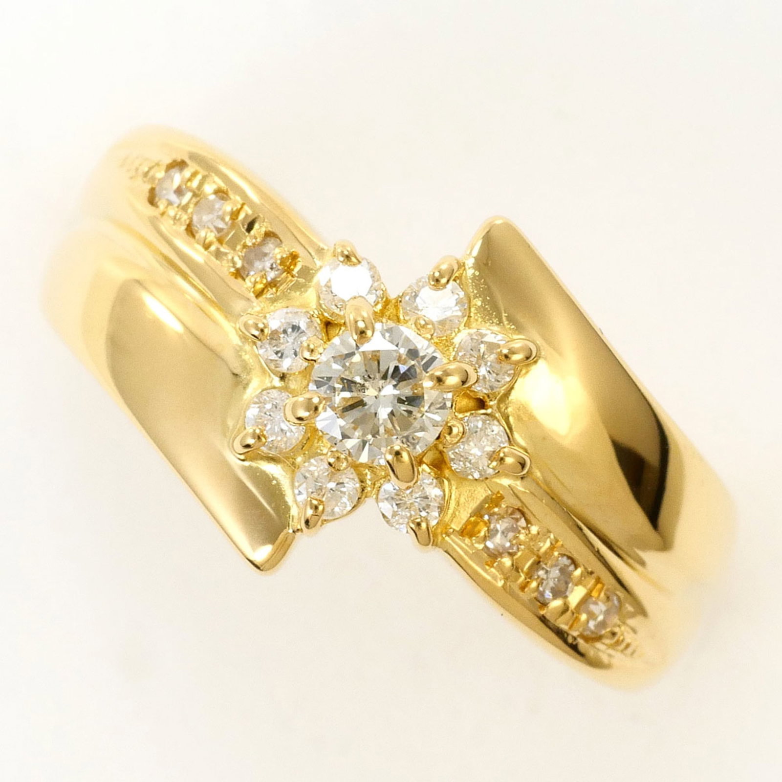 Unbranded Band Ring Yellow Gold (18K): Unbranded Band Ring Yellow Gold (18K) Yellow gold band ring with a 0.34 carat diamond, crafted from 18K metal for a touch of elegance and sophistication. This unbranded piece boasts a classic design
