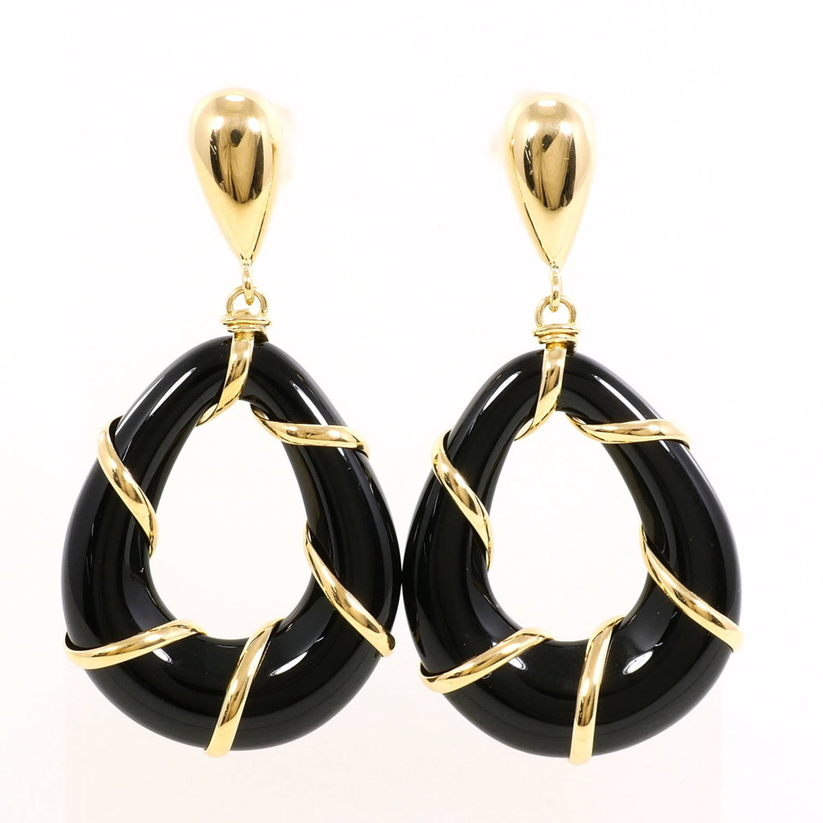 Gold Yellow Earrings Unbranded Drop: Gold Yellow Earrings Unbranded Drop Yellow gold drop earrings weigh 5.4g and are made from 18K yellow gold metal, with an onyx stone. The earrings are a simple yet elegant design, showcasing the warm