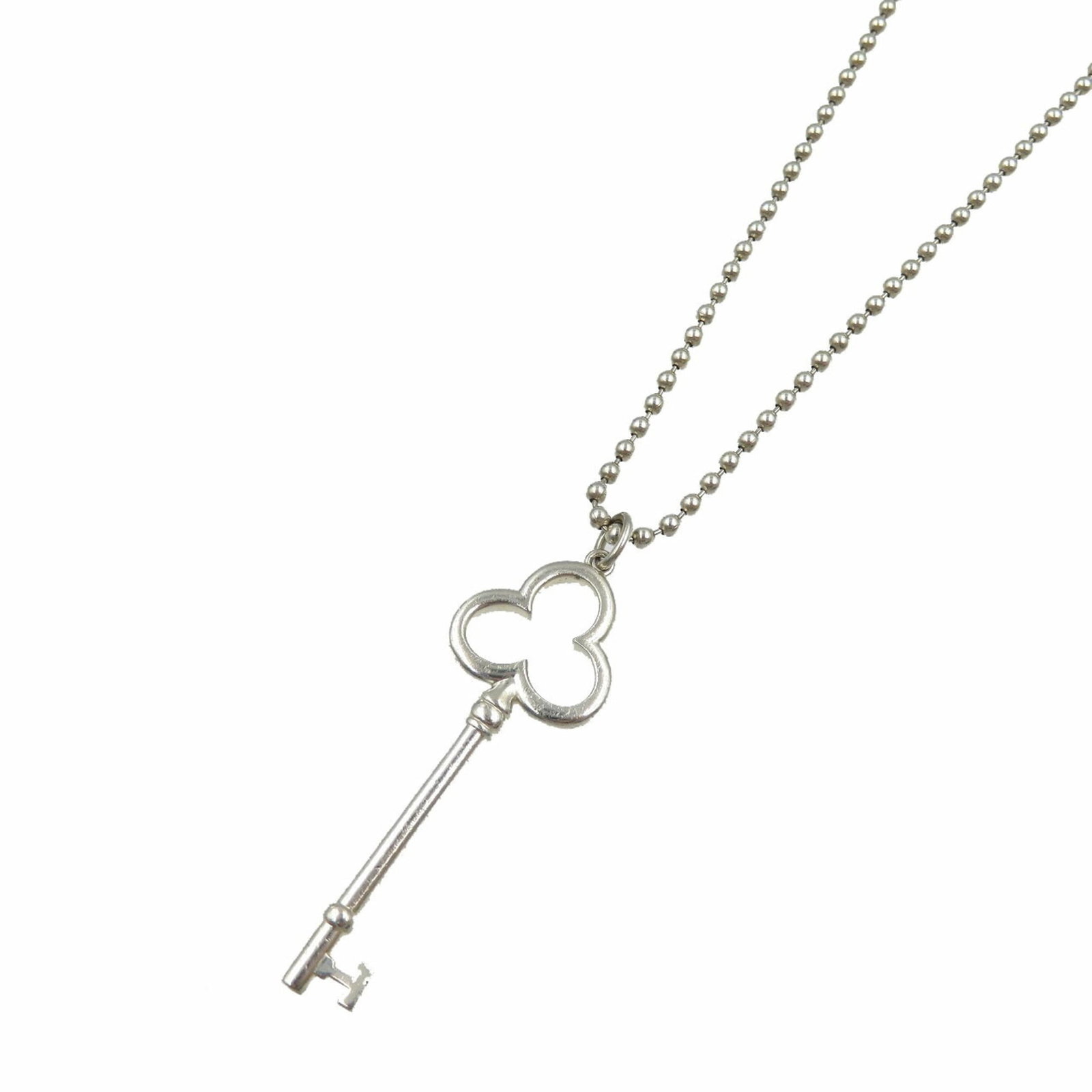 Silver Tiffany & Co. 925 Trefoil Key Necklace: Silver Tiffany & Co. 925 Trefoil Key Necklace Silver Tiffany & Co. 925 Trefoil Key Necklace features a sleek design with a 51mm x 18mm silver pendant, set in high-quality sterling silver (925). The