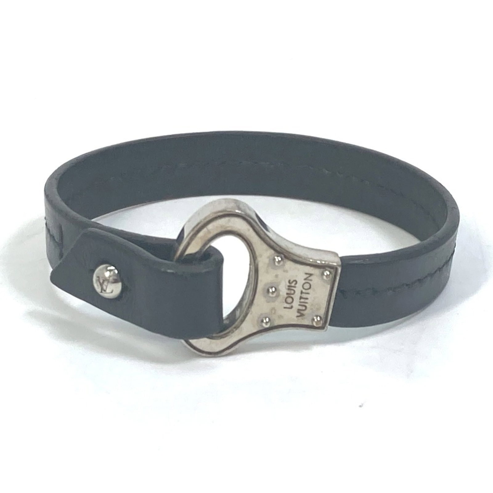 Leather bangle from Louis Vuitton: Leather bangle from Louis Vuitton Black leather bangle from Louis Vuitton, measuring 23cm in length. This bangle showcases the brand's signature style with its high-quality leather material and sleek