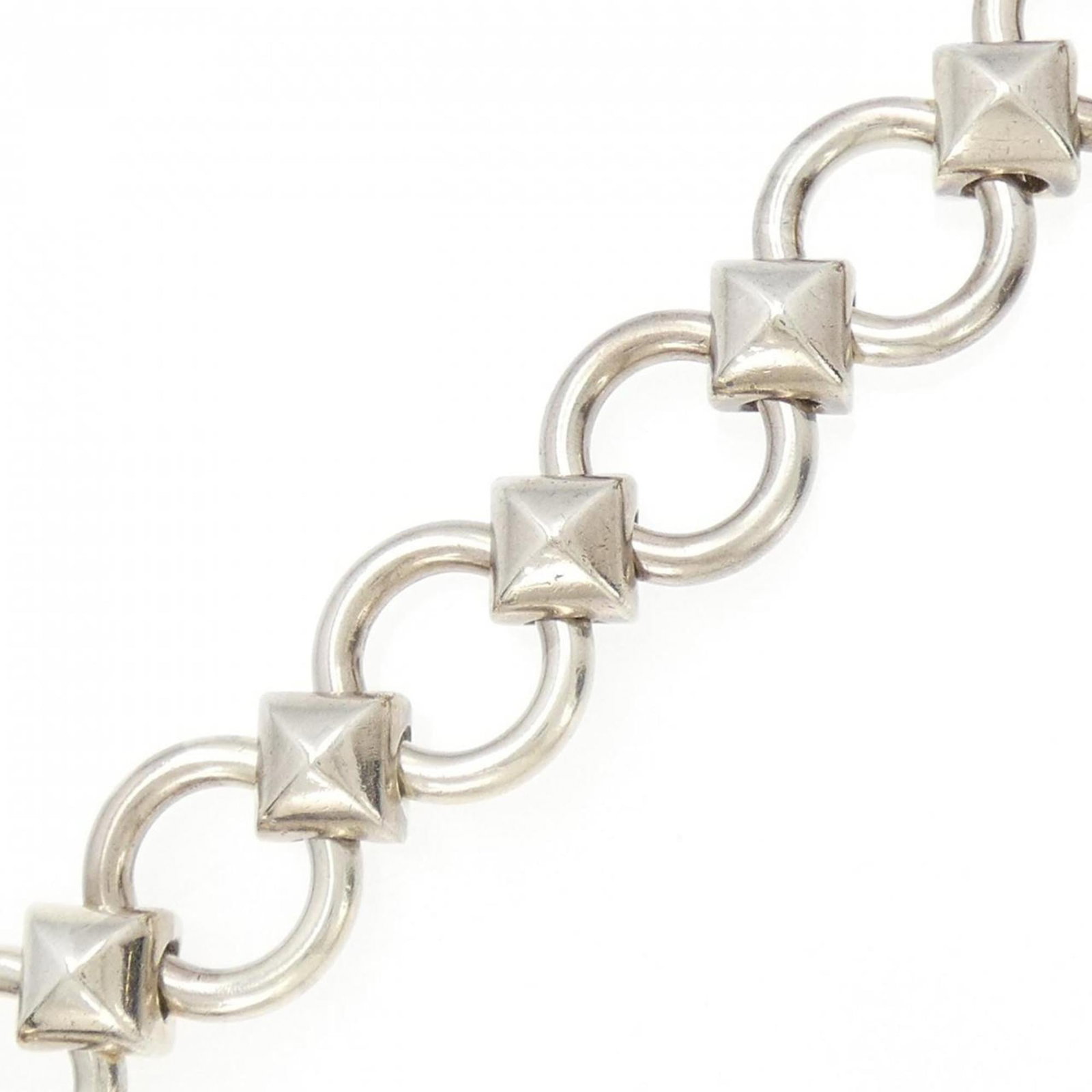 Hermes Charm: Hermes Charm Charm bracelet from Hermes, featuring a total length of 19cm and weighing 77.4g. This women's charm bracelet boasts a sleek design with a weight of 2.73oz. The signature is present on the