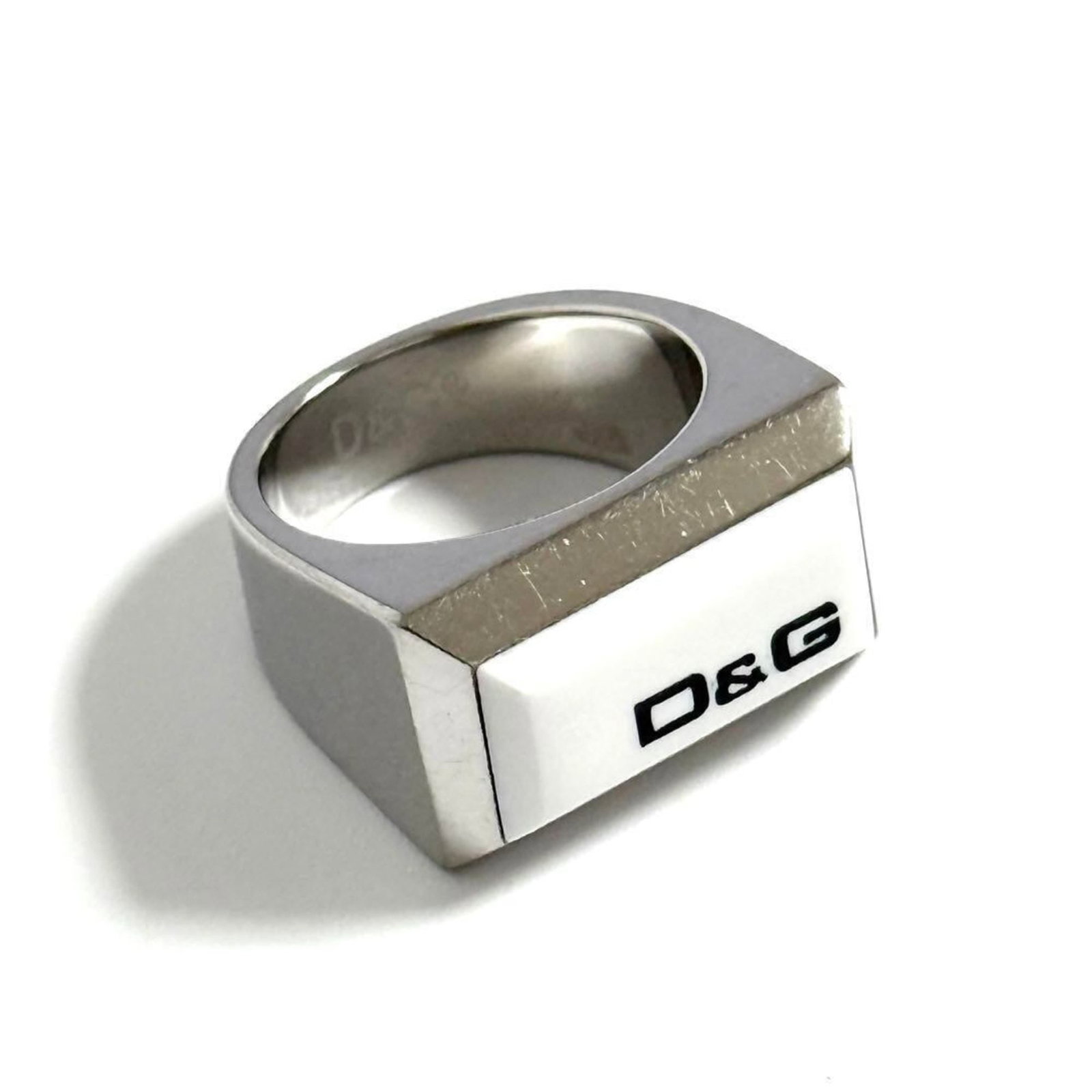 Dolce & Gabbana Band Ring Metal: Dolce & Gabbana Band Ring Metal Dolce & Gabbana Band Ring Metal features a metal band ring from the renowned Italian fashion brand. This men's accessory boasts a sleek design and is available in US