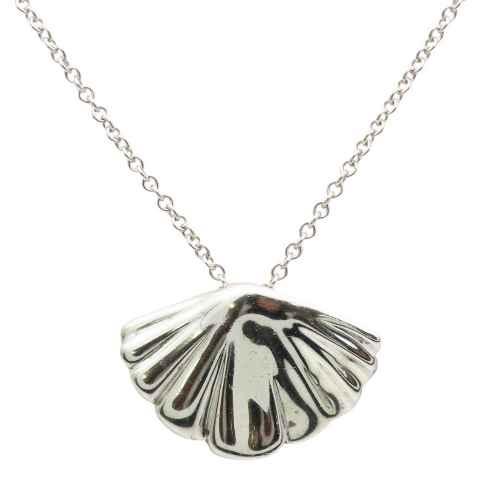 Tiffany and sterling silver shell necklace with Elsa peretti pendant for women.: Tiffany and sterling silver shell necklace with Elsa peretti pendant for women. Sterling silver shell necklace with Elsa Peretti pendant, featuring the renowned Italian designer's signature style.