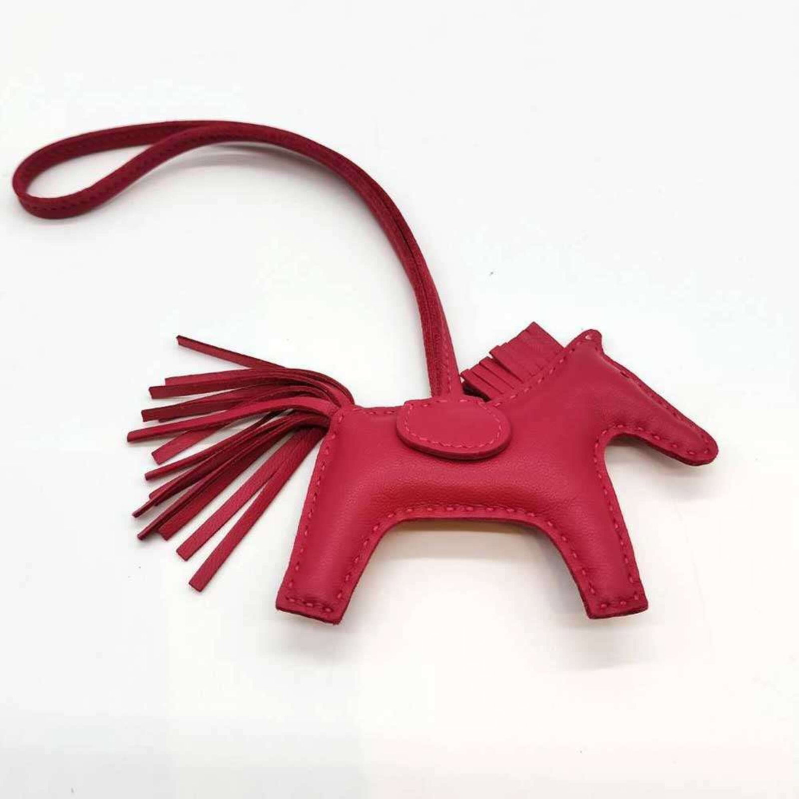 Hermes agneau handbag charm Milo: Hermes agneau handbag charm Milo Agneau Milo handbag charm from Hermes features a pink color and measures 75.00mm x 85.00mm x 5.00mm, making it a distinctive accessory for women's handbags. This
