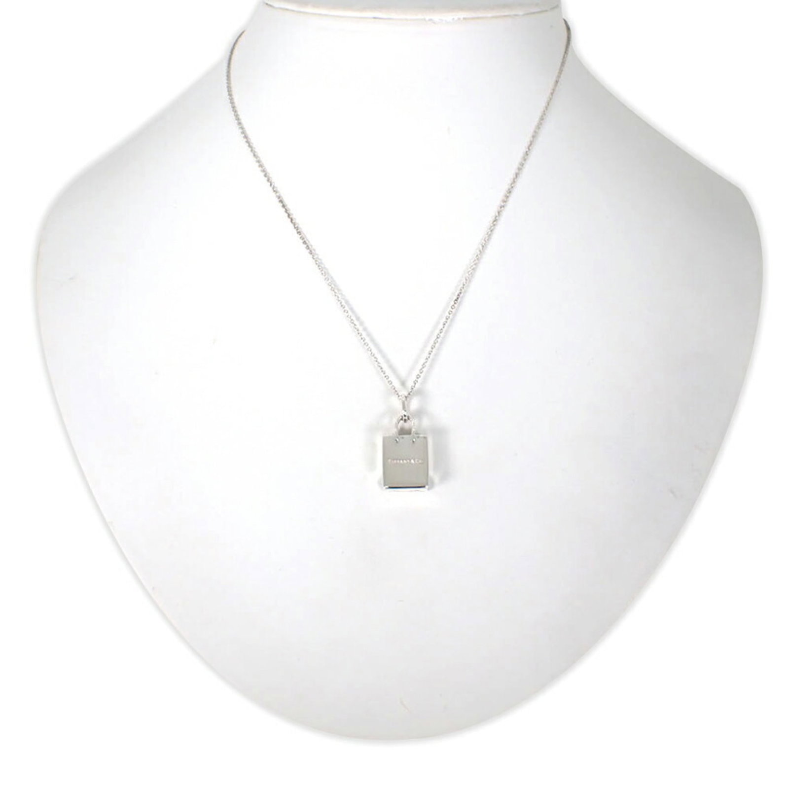 Tiffany & Co. 925 Sterling Silver Bag Pendant Necklace: Tiffany & Co. 925 Sterling Silver Bag Pendant Necklace Tiffany & Co.'s sterling silver bag pendant necklace boasts a sleek design with a 41 cm circumference, perfect for everyday wear. The 18.9mm x