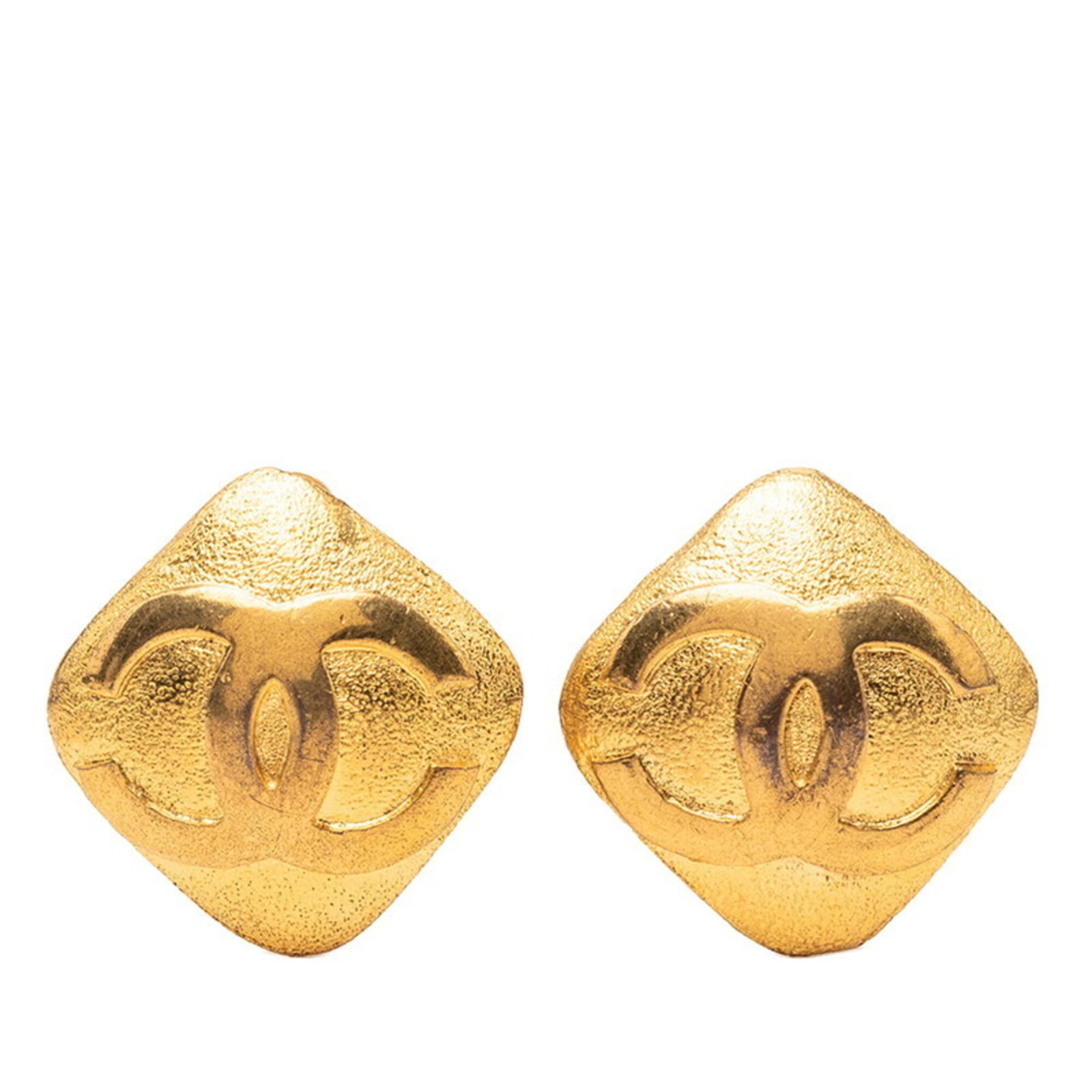 Chanel Clip Earrings Gold Plating: Chanel Clip Earrings Gold Plating Gold-plated clip earrings from Chanel, measuring 23.90mm x 23.90mm in size and featuring gold plating material. These elegant earrings are a classic design that adds