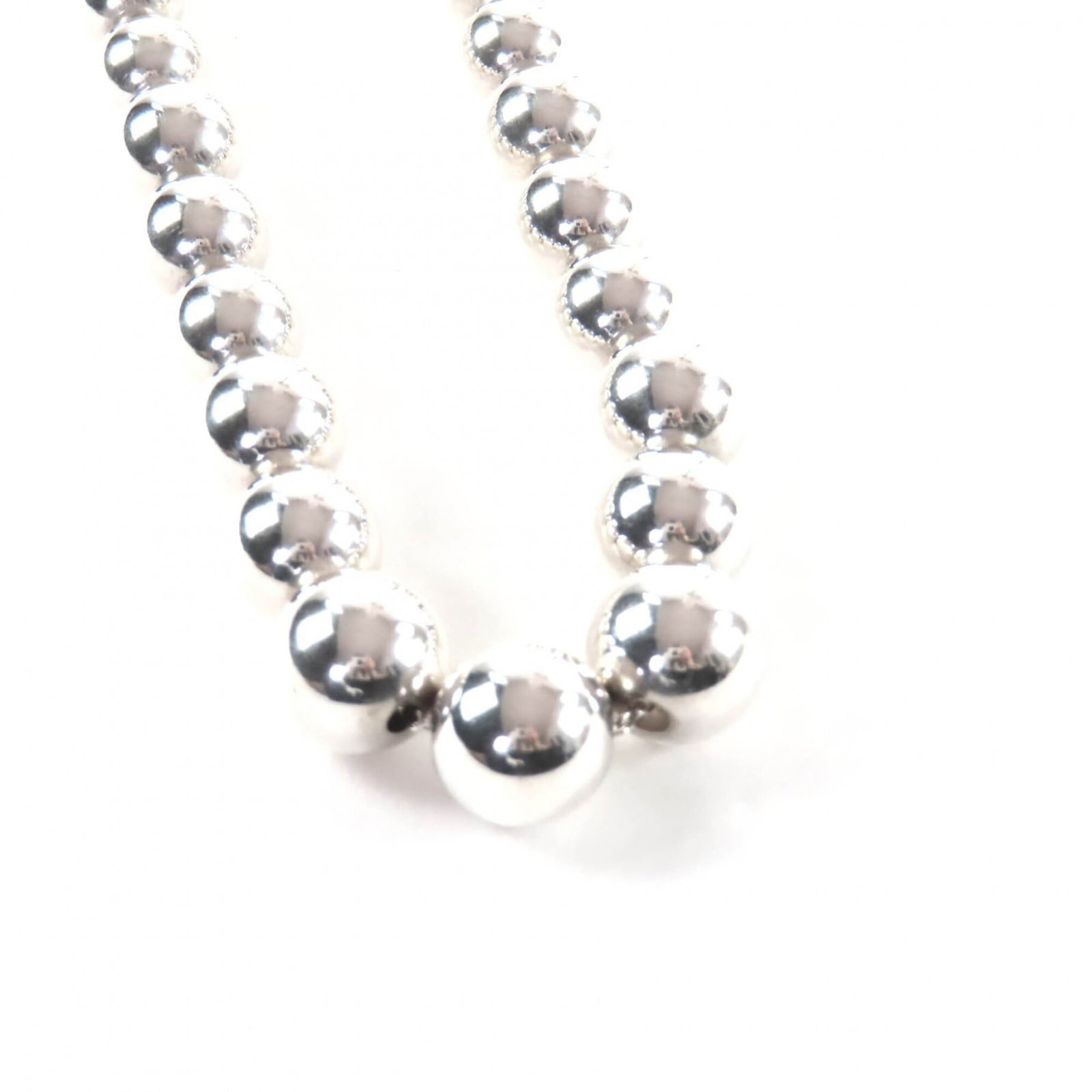 Tiffany&Co. Tiffany Hardwear 925 Graduated Ball Necklace Silver Weight 28.7G Women'S: Tiffany&Co. Tiffany Hardwear 925 Graduated Ball Necklace Silver Weight 28.7G Women'S Silver Tiffany&Co. ball chain necklace with graduated balls, crafted from sterling silver (925). Weighing 28.7g