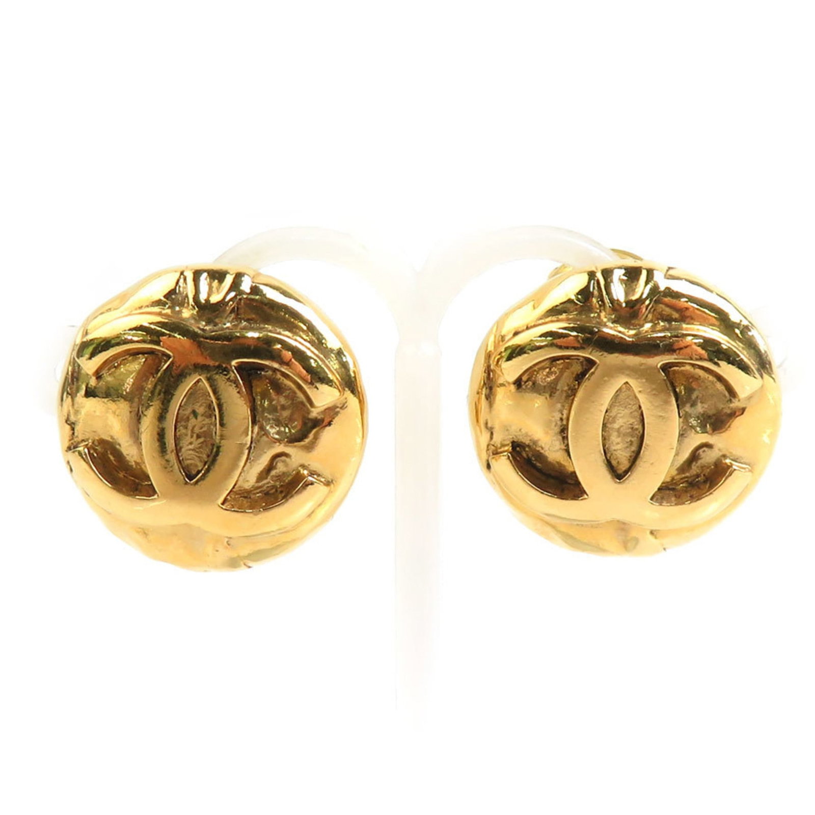 Metal clip earrings by Chanel: Metal clip earrings by Chanel Metal clip earrings by Chanel, crafted from gold metal, are a sleek and sophisticated accessory. Made in France, these elegant earrings showcase the iconic design of the
