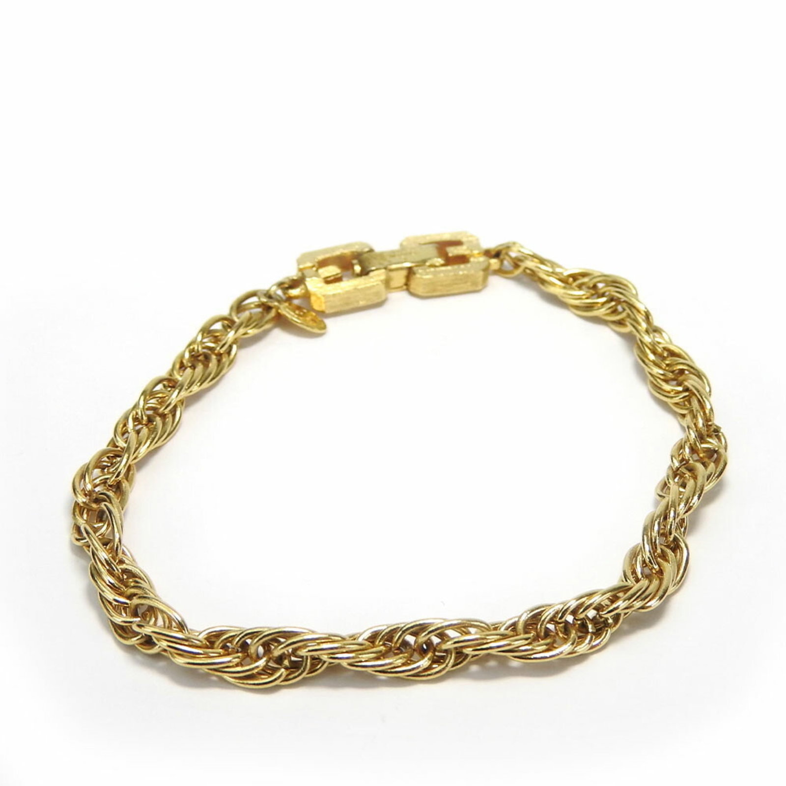 Charm Bracelet Metal Givenchy: Charm Bracelet Metal Givenchy Gold Charm Bracelet from Givenchy, measuring 18cm in length. This metal charm bracelet features no additional accessories and bears the signature of the brand. A stylish