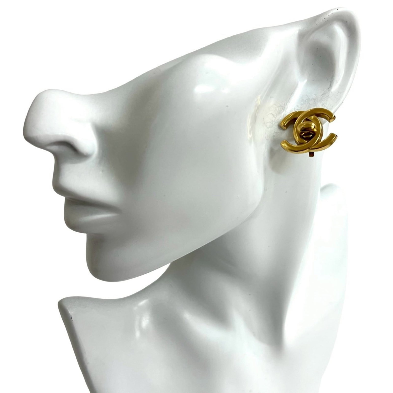 Chanel Clip Earrings Gold Plating: Chanel Clip Earrings Gold Plating Gold plating adds a touch of luxury to these sleek clip earrings from Chanel, measuring 17.00mm x 21.00mm in size. The gold plating gives them a sophisticated look