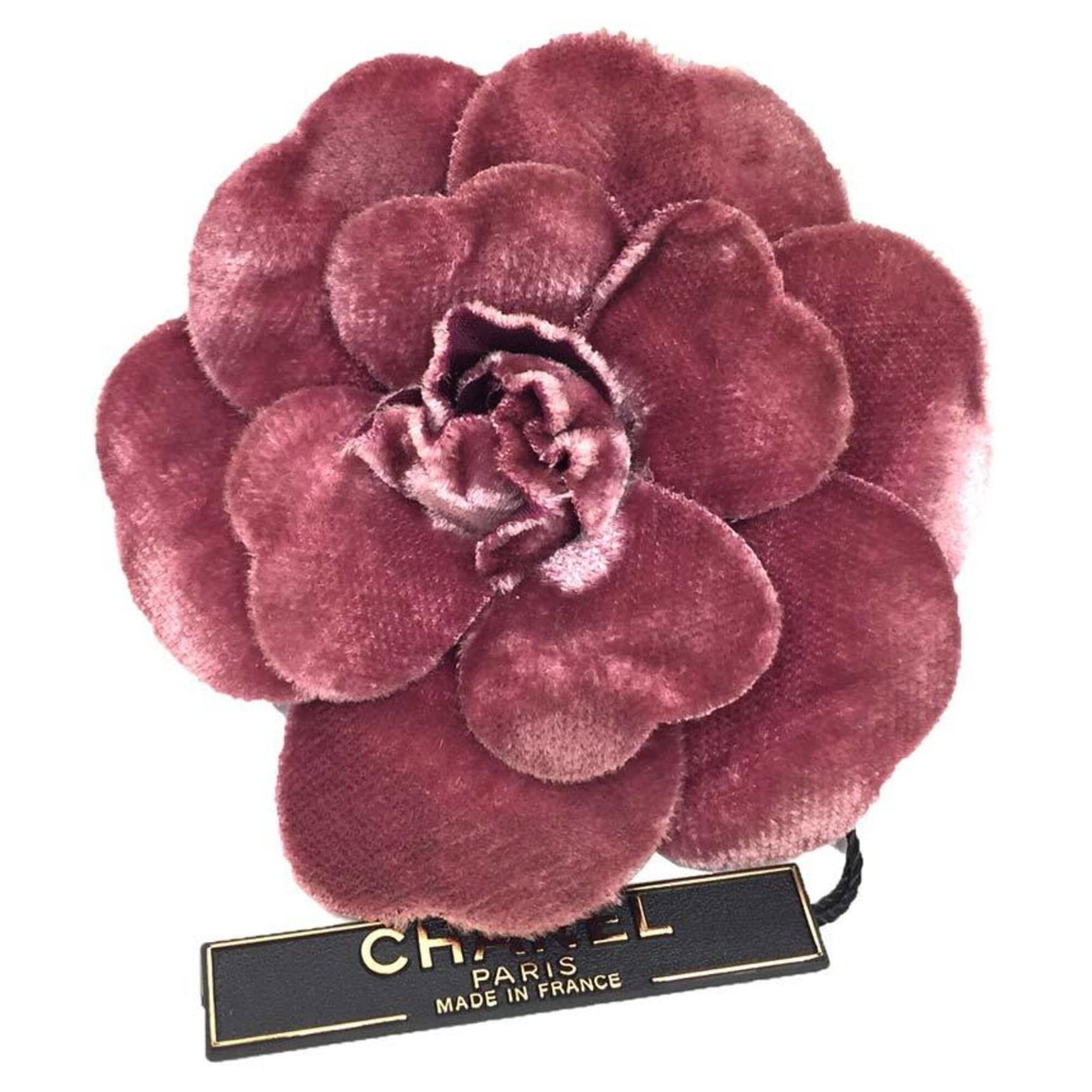 Velvet Corsage Chanel: Velvet Corsage Chanel Pink velvet corsage from the iconic French fashion house Chanel, complete with a sturdy box for safekeeping. This elegant accessory showcases the brand's signature style and atte
