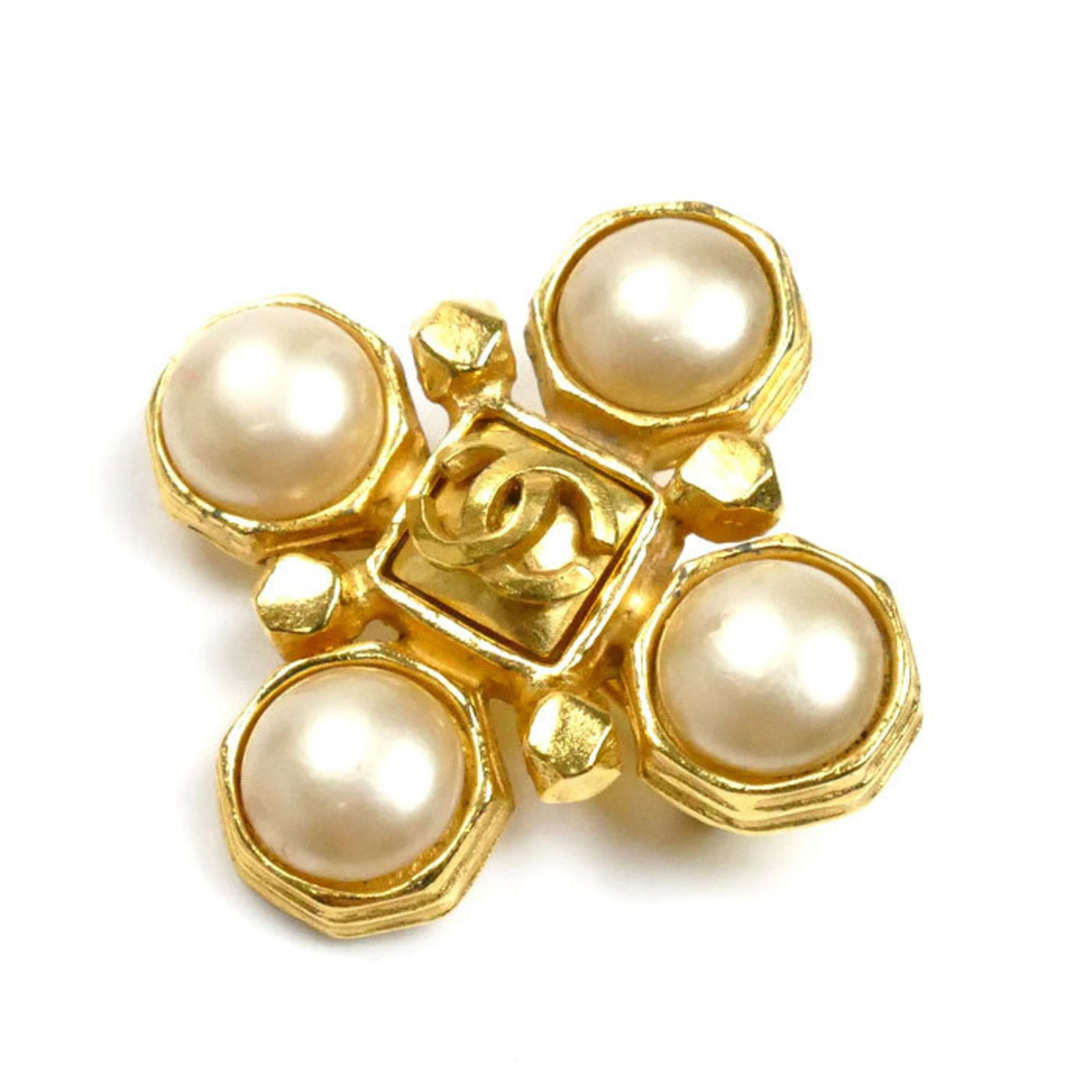 Metal Chanel Brooch: Metal Chanel Brooch Metal Chanel Brooch with sleek design, measuring 4.33cm x 4.33cm in size, features a metal construction. The brooch bears a signature, indicating the presence of a notable mark.