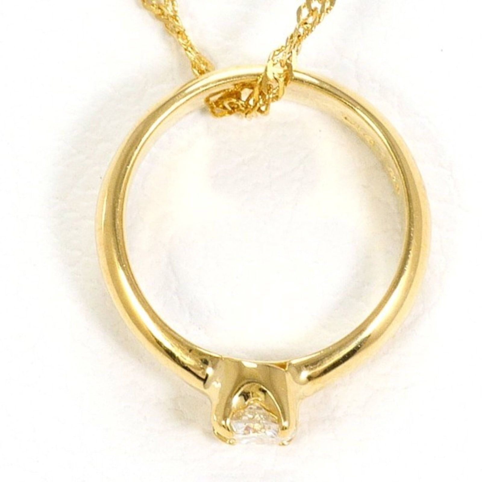 18K (18-Karat) Yellow Gold Necklace With Diamonds Total Weight Approx. 1.4G 42Cm Jewelry: 18K (18-Karat) Yellow Gold Necklace With Diamonds Total Weight Approx. 1.4G 42Cm Jewelry 18K yellow gold necklace with diamonds, boasting a total weight of approximately 1.4g and set in a pendant