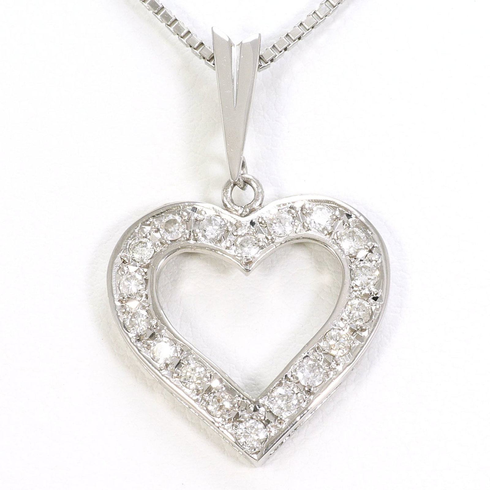 Pt900 Platinum/ Pt850 Necklace With 0.51 Ct Diamond Certificate Of Authenticity Included Total: Pt900 Platinum/ Pt850 Necklace With 0.51 Ct Diamond Certificate Of Authenticity Included Total Platinum/ Pt900 Necklace with 0.51 ct Diamond, Certificate of Authenticity Included. This elegant necklac