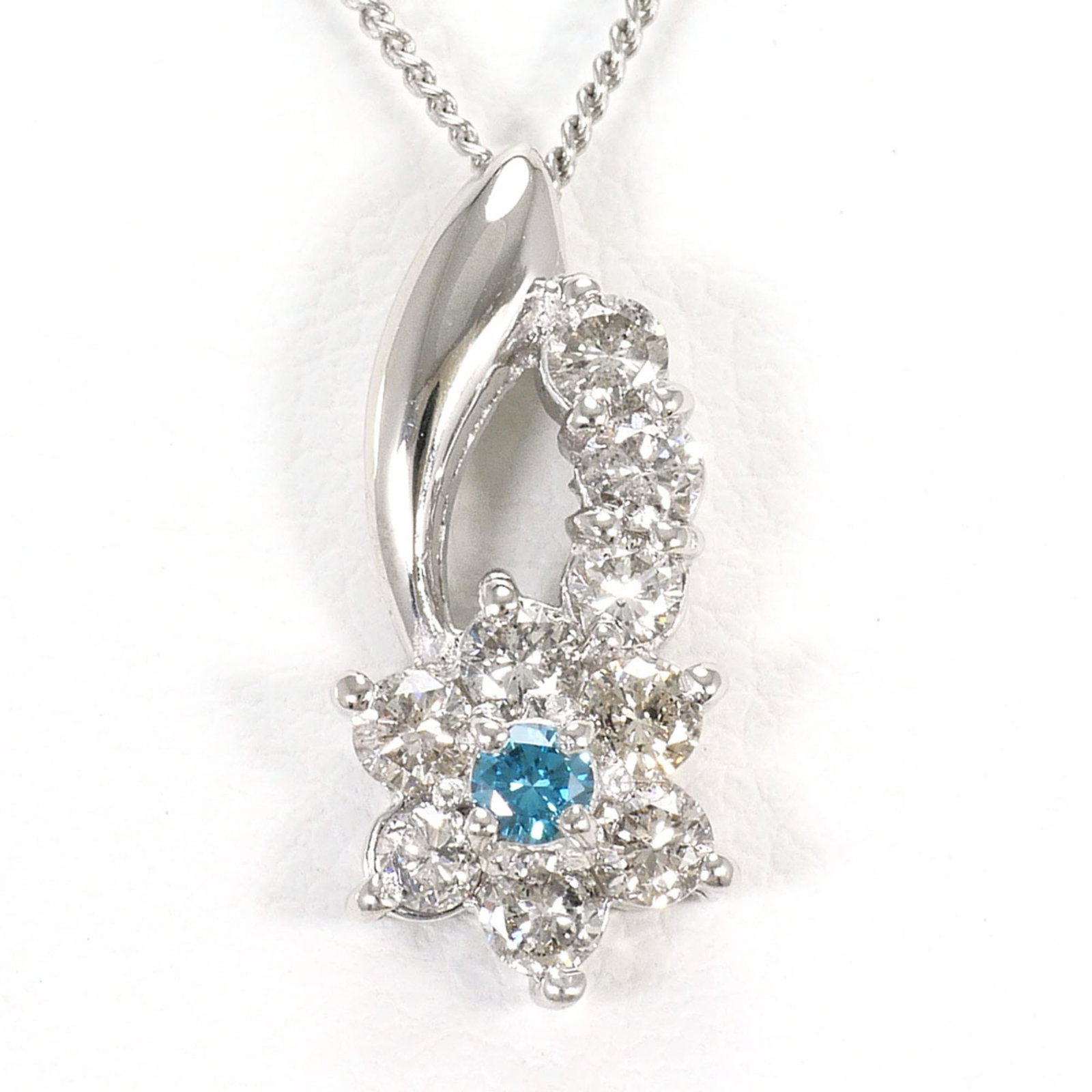 Pt900 Platinum/ Pt850 Necklace With Blue Diamond (0.50Ct) Total Weight 3.5G 40Cm Like New Condition.: Pt900 Platinum/ Pt850 Necklace With Blue Diamond (0.50Ct) Total Weight 3.5G 40Cm Like New Condition. Platinum/ Pt900 Necklace With Blue Diamond Pendant, Total Weight 3.5g, Like New Condition.This plat