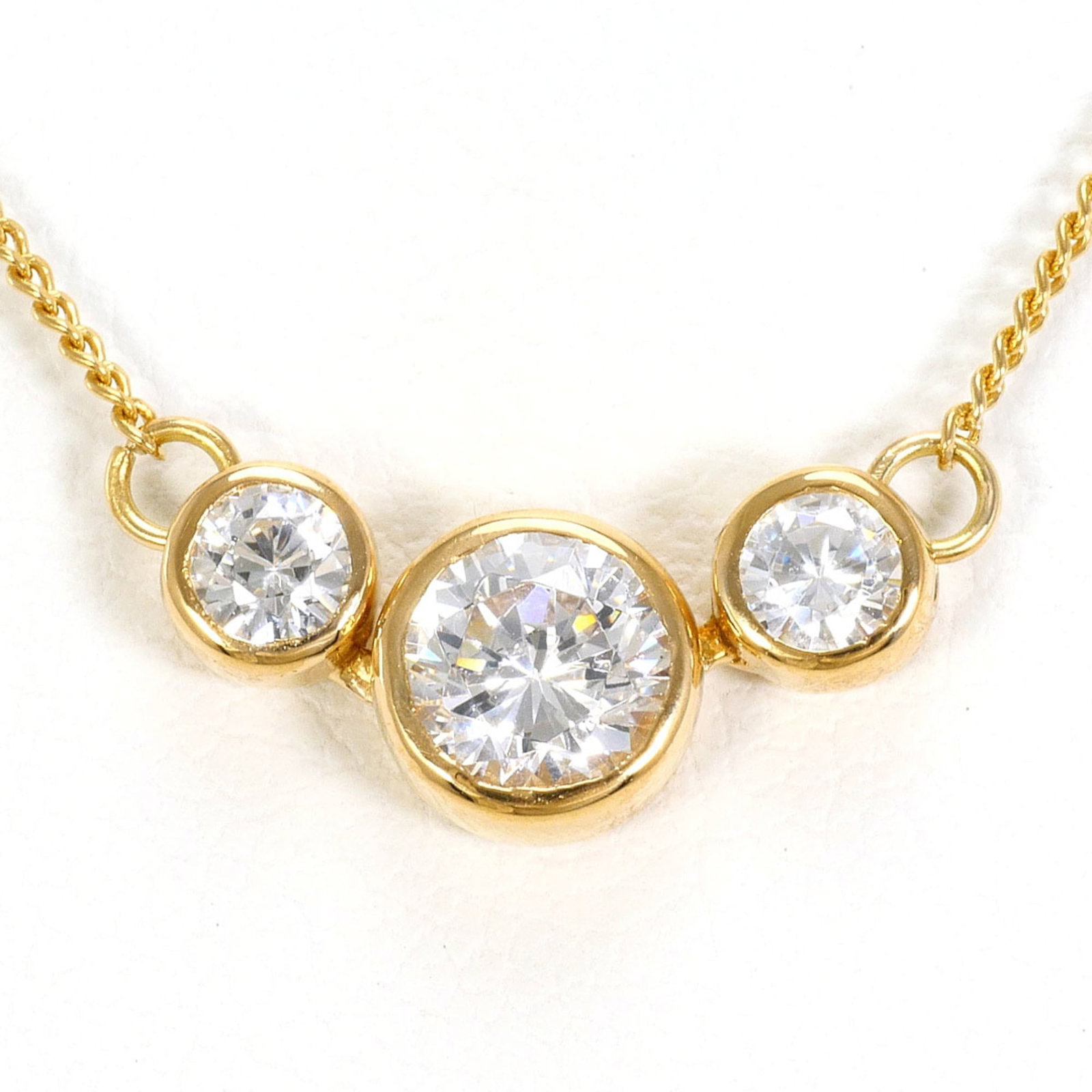 18K (18-Karat) Yellow Gold Necklace With Zirconia Total Weight 2.8G 42Cm Jewelry: 18K (18-Karat) Yellow Gold Necklace With Zirconia Total Weight 2.8G 42Cm Jewelry 18K yellow gold necklace with a total weight of 2.8g and a pendant size of 6mm x 19mm, set against a sturdy chain that