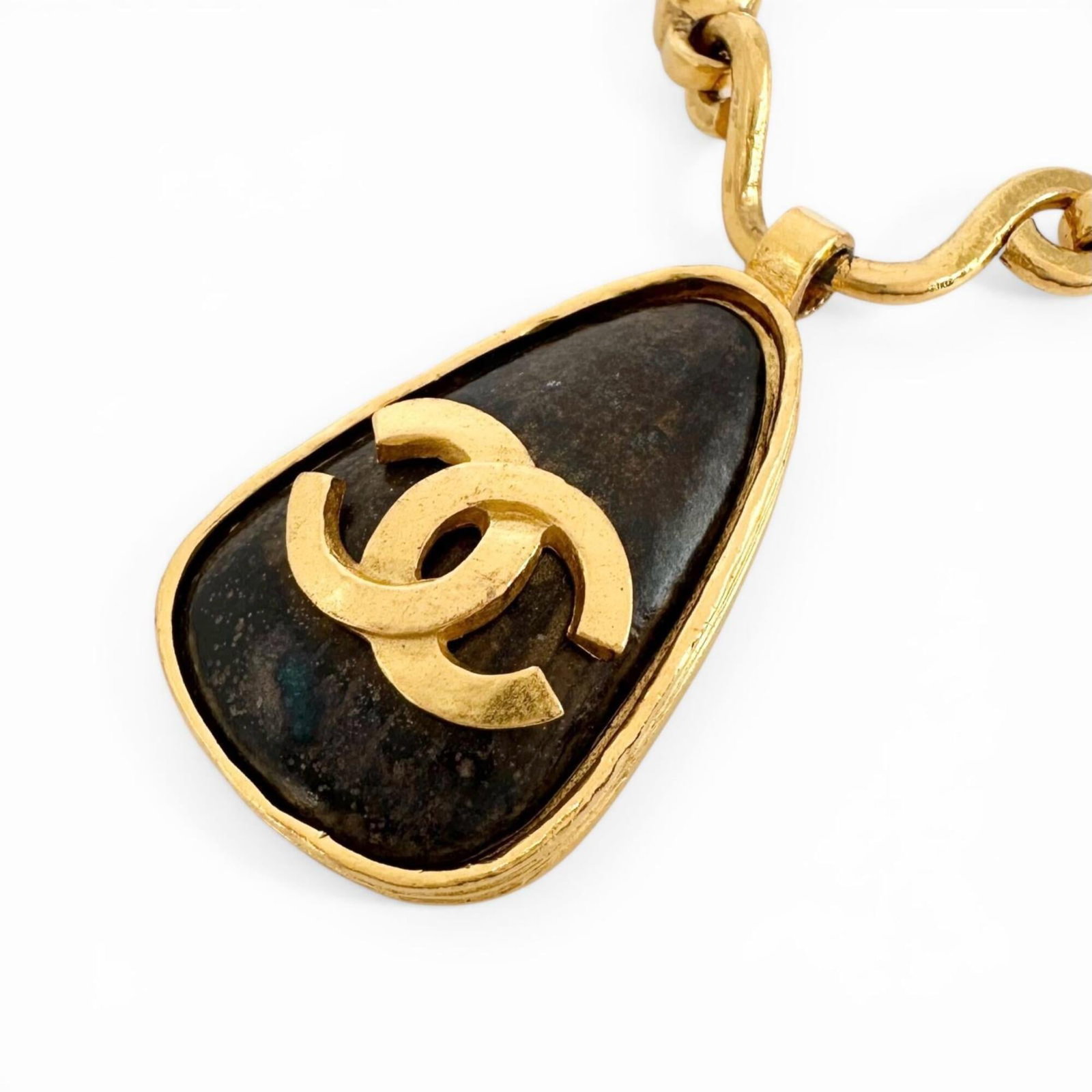 Women's gold necklace Coco Mark 97A Chanel: Women's gold necklace Coco Mark 97A Chanel Gold necklace Coco Mark 97A Chanel, featuring a 44.8mm x 24.7mm pendant and a gold chain with a 70.5 cm circumference, this women's necklace showcases the