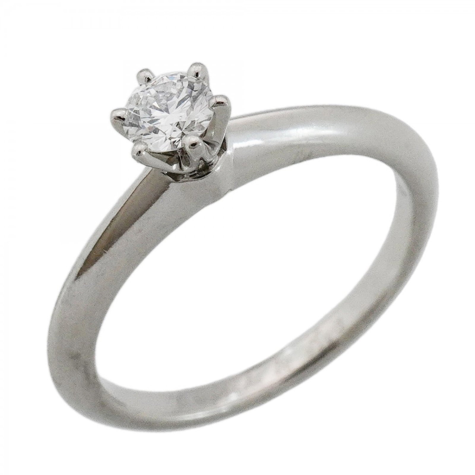 Tiffany platinum ring band: Tiffany platinum ring band Tiffany platinum ring band features a diamond weighing 0.18 carats, set in a high-quality platinum band with US size 4.5 and Japanese size 8.5 markings. The band is made