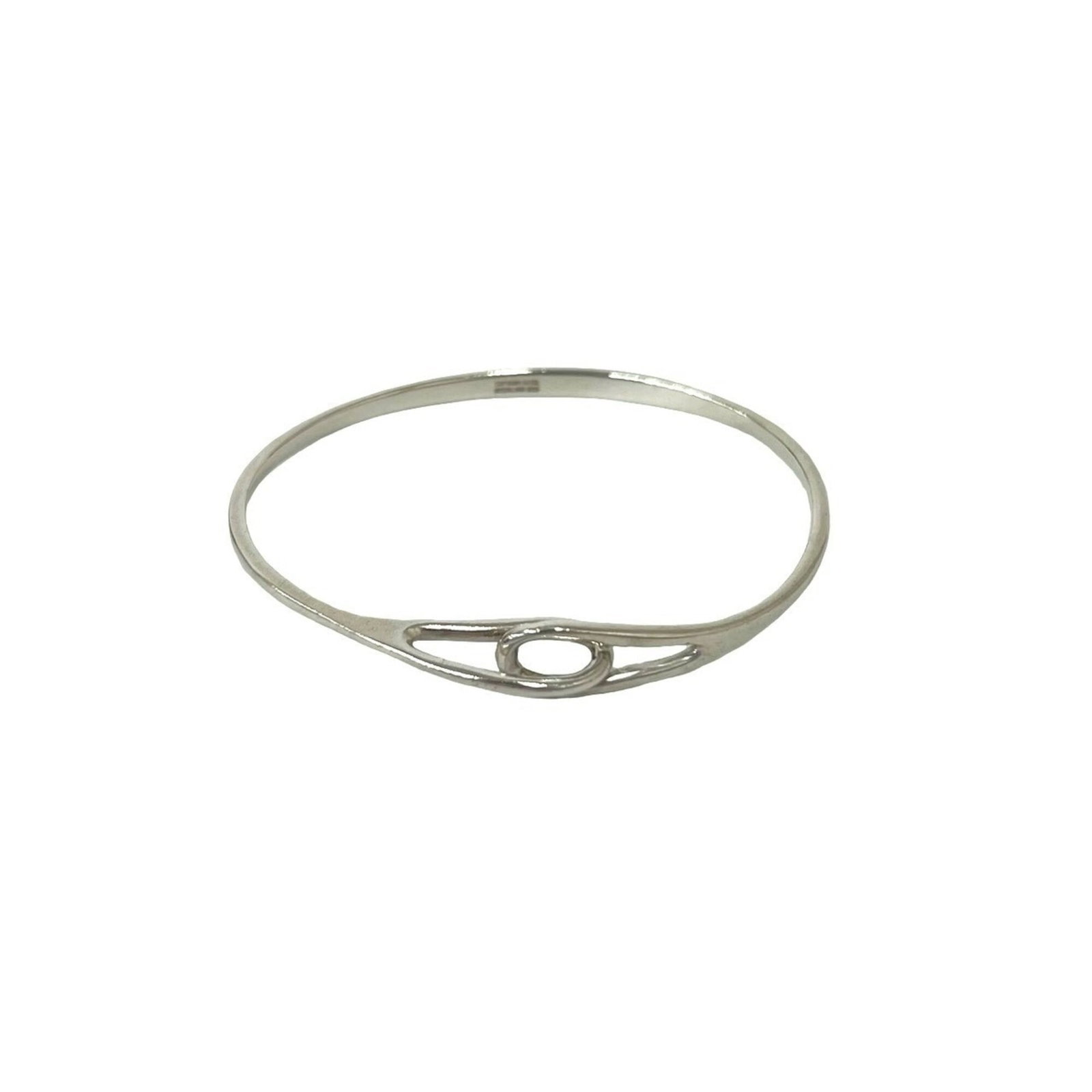 Silver Tiffany Bangle 925: Silver Tiffany Bangle 925 Silver Tiffany Bangle 925 features a sleek and modern design made from high-quality silver. The bangle measures 16.5cm in length, providing a comfortable fit for women. This