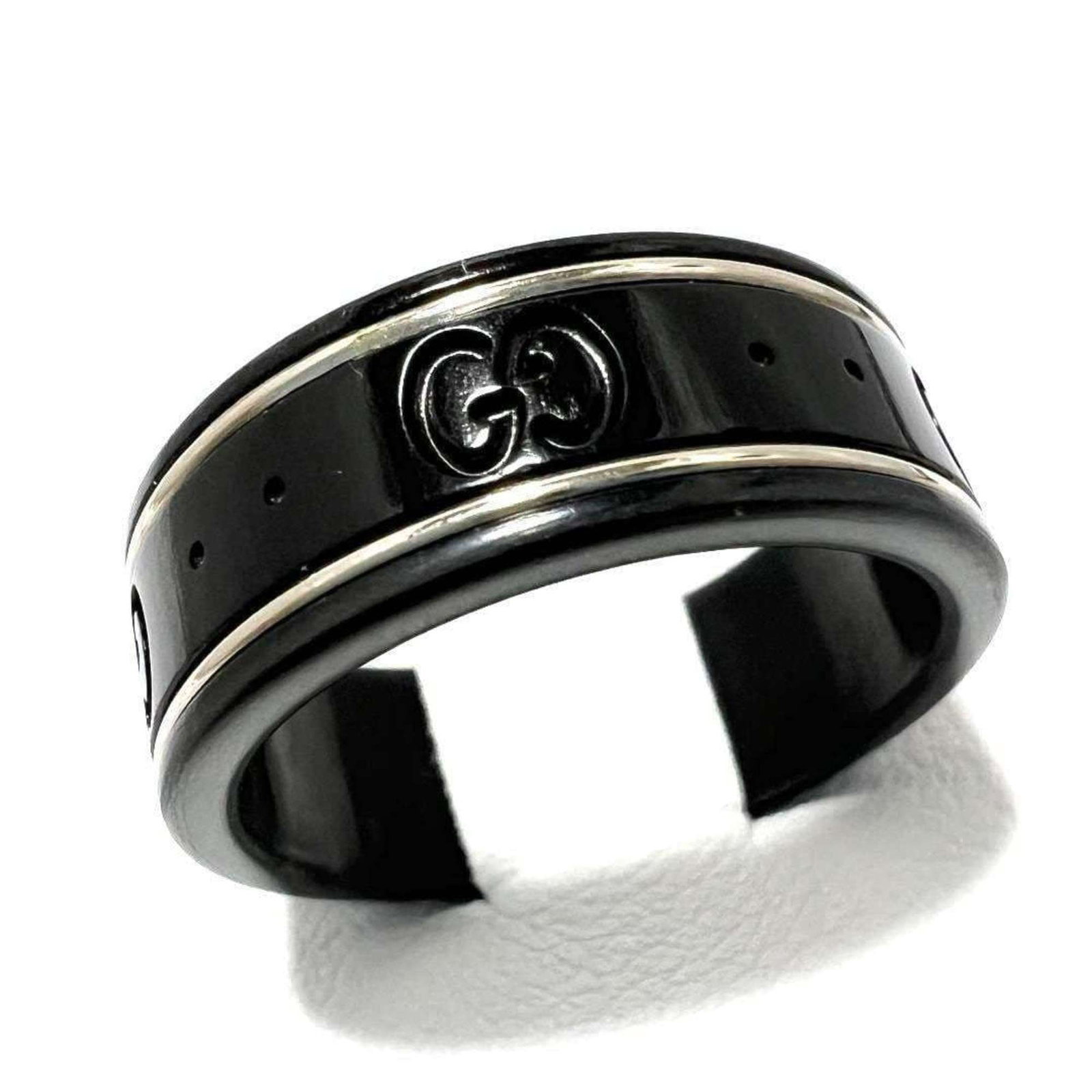 White Gold Ceramic Ring Band Gucci: White Gold Ceramic Ring Band Gucci White Gold Ceramic Ring Band Gucci features a striking combination of ceramic and 18K white gold. This band ring showcases the iconic Gucci style with its sleek desi