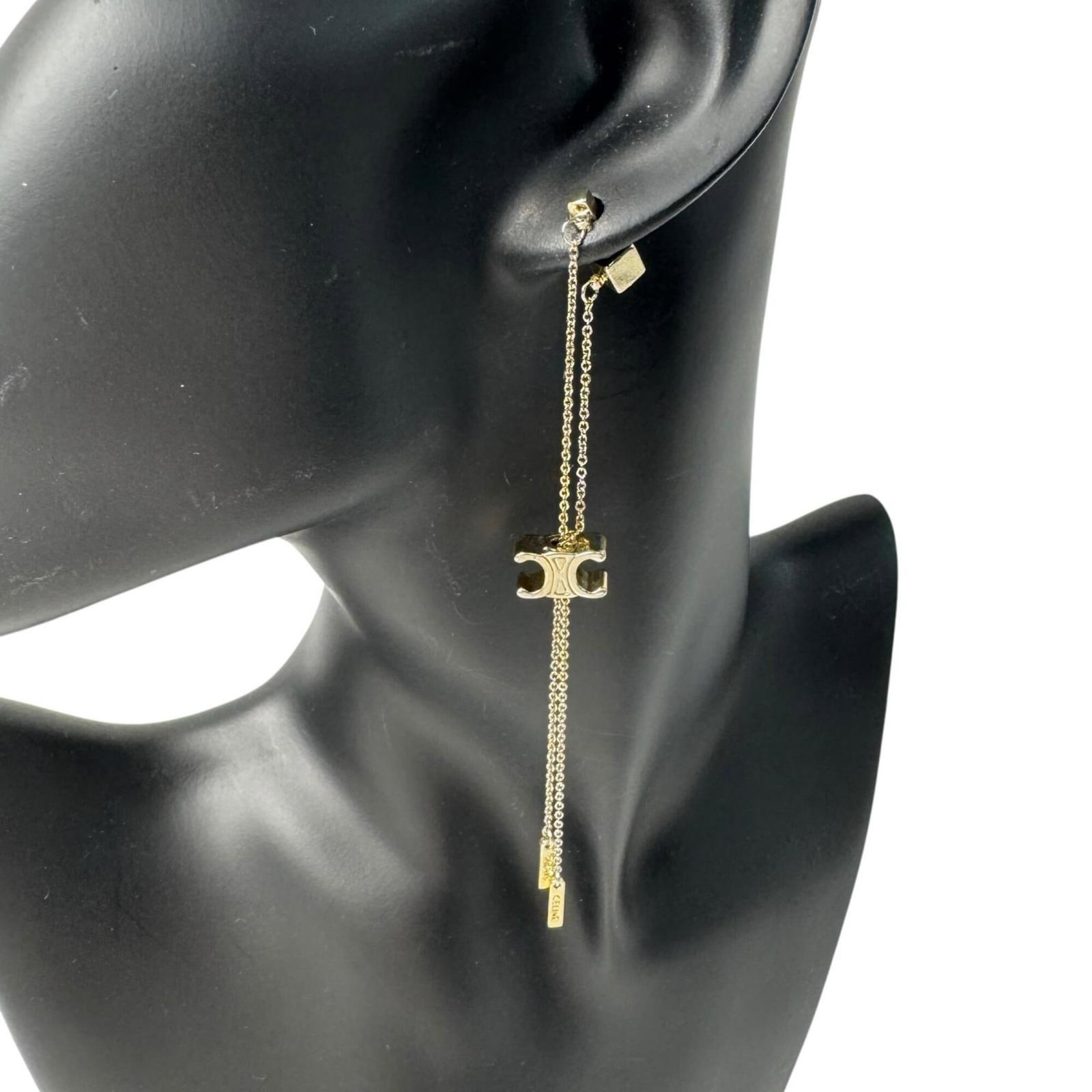 Silver earrings chain Celine 925: Silver earrings chain Celine 925 Silver earrings chain Celine 925. Made from high-quality silver, these elegant earrings feature a gold-toned finish. The 925 hallmark ensures durability and shine.