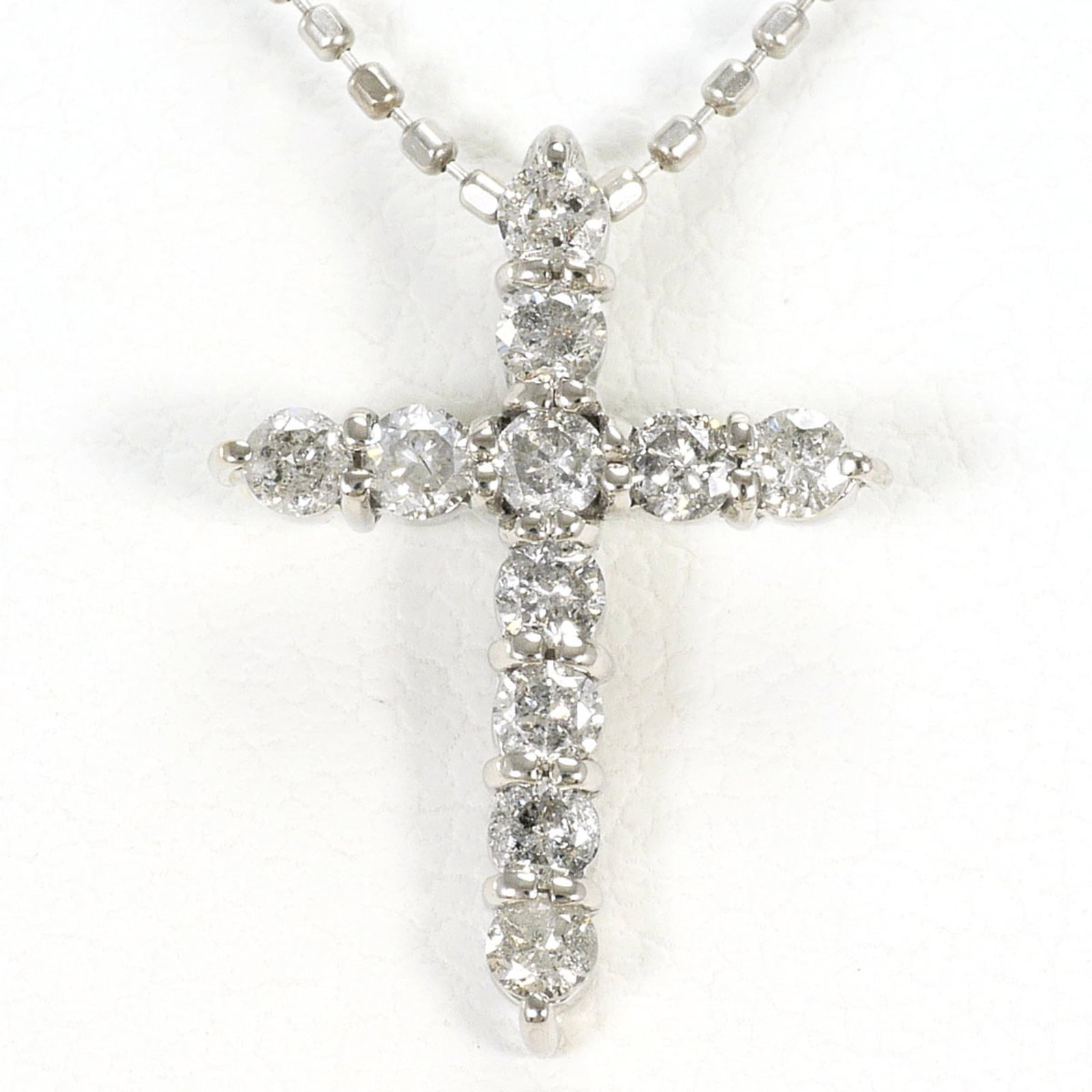 18K (18-Karat White Gold) Necklace With 0.3 Ct Diamond Total Weight 1.9G 40Cm Length Like New.: 18K (18-Karat White Gold) Necklace With 0.3 Ct Diamond Total Weight 1.9G 40Cm Length Like New. 18K white gold necklace with a total weight of 0.3 carats and a length of 40cm, featuring a pendant made