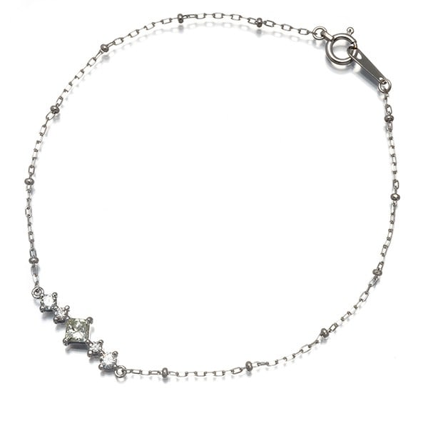 Diamond 0.223Ct/ 0.18Ct Princess-Cut Bracelet 18K 750 White Gold: Diamond 0.223Ct/ 0.18Ct Princess-Cut Bracelet 18K 750 White Gold The 18K white gold princess-cut diamond bracelet boasts two exquisite diamonds, totaling 0.223ct and 0.18ct respectively, set in a