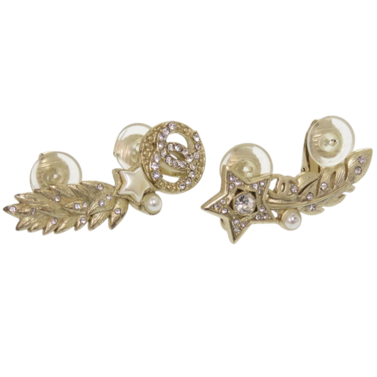 Clip earrings pearl metal artificial Chanel: Clip earrings pearl metal artificial Chanel Clip earrings featuring artificial pearl and metal, designed in the style of Chanel. Made from high-quality materials, these gold clip earrings showcase an