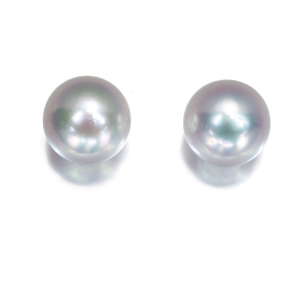 Pearl Akoya 7.6MM Solitaire 900 Platinum Earrings: Pearl Akoya 7.6MM Solitaire 900 Platinum Earrings Platinum metal purity and weight make these earrings substantial, with each weighing 1.5g. The Akoya pearl, approximately 7.6mm in size, adds a touch