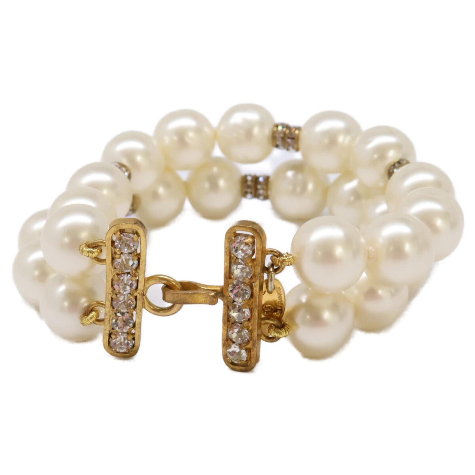 Metal charm bracelet from Chanel: Metal charm bracelet from Chanel Gold charm bracelet from Chanel, featuring artificial pearl accents. The 20cm length provides a versatile and elegant design option. Made from metal, this charm