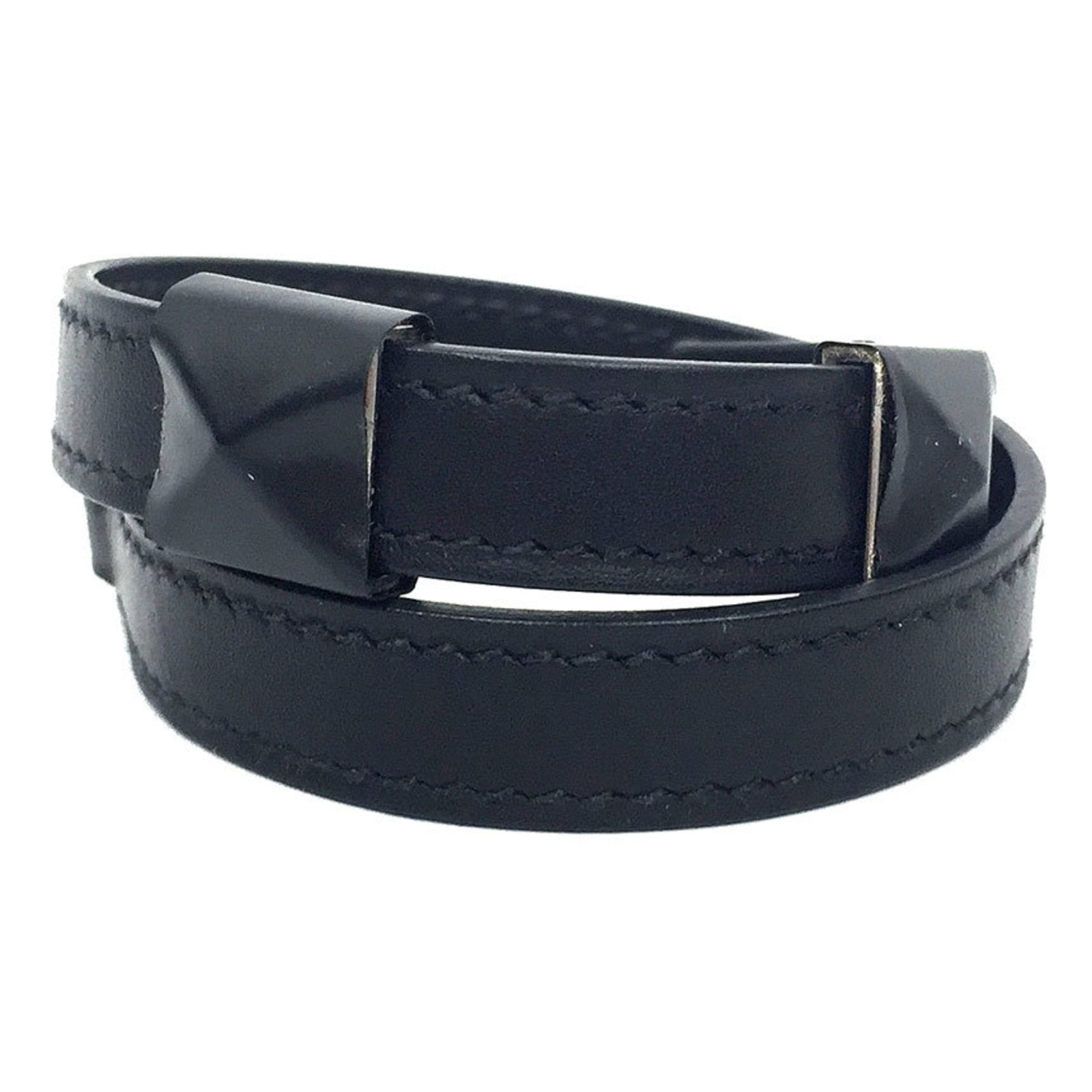 Hermes Leather Charm Bracelet: Hermes Leather Charm Bracelet Black leather charm bracelet from the Medor line, measuring 32cm in total length. This classic design showcases high-quality leather craftsmanship and a timeless style