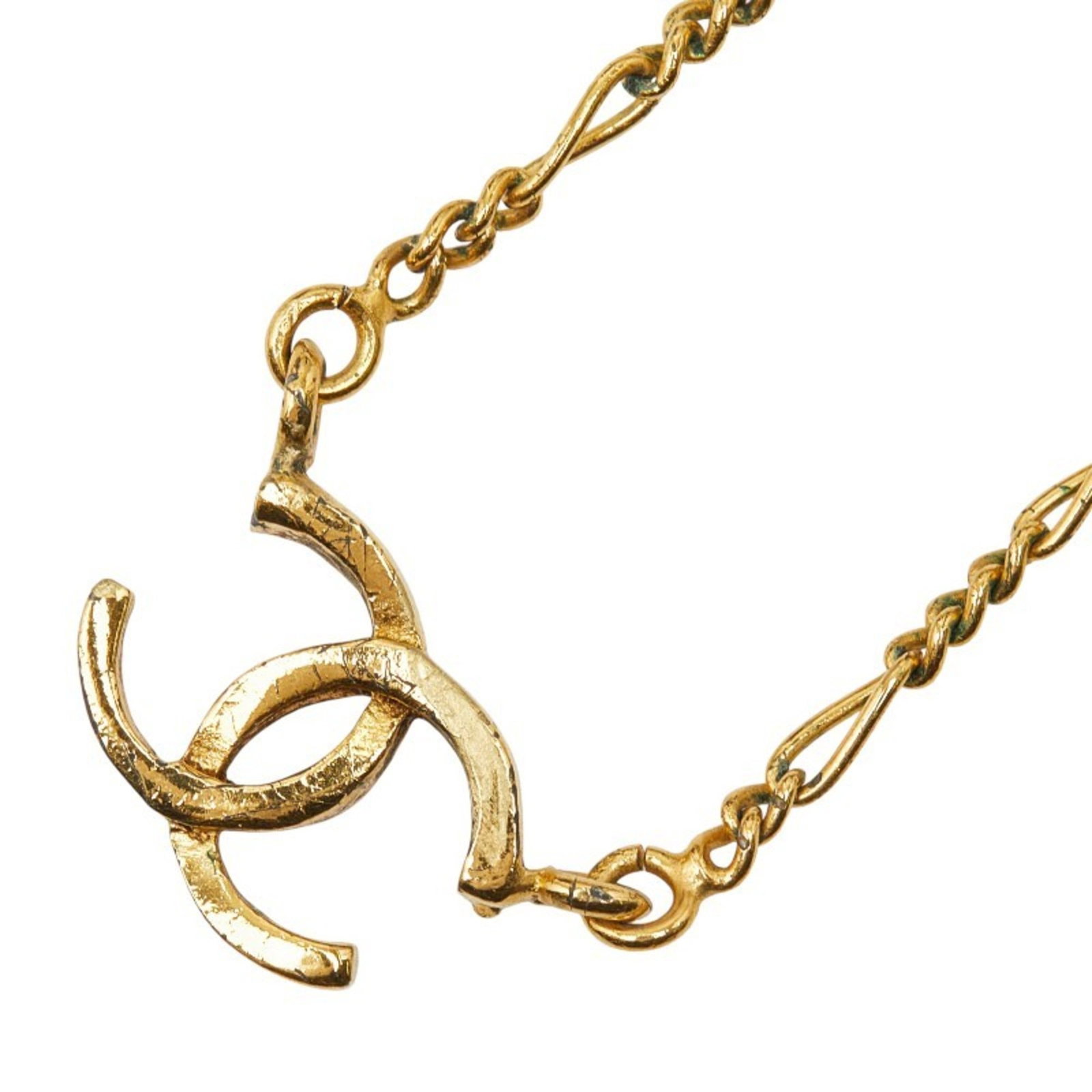 Coco Chanel Mark 1982 Women's Necklace Gold: Coco Chanel Mark 1982 Women's Necklace Gold Gold necklace from Coco Chanel, designed in 1982, featuring a 9.8mm x 14mm pendant with a gold neck circumference of 41 cm / 16.14''. The necklace bears a