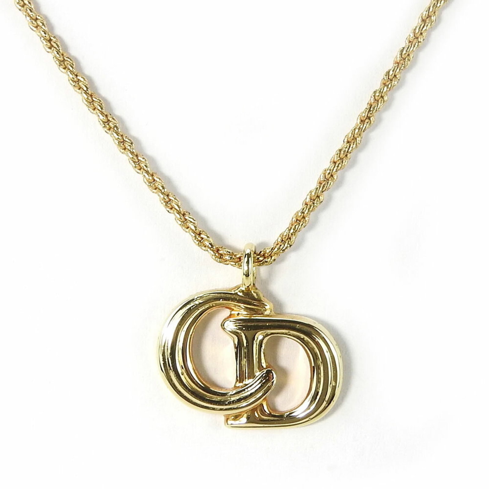 Christian Dior Necklace Metal Gold Plated Cd Women'S: Christian Dior Necklace Metal Gold Plated Cd Women'S Metal gold plating adds a touch of luxury to this Christian Dior necklace, featuring a striking 17.4mm x 17.5mm pendant. The necklace's gold