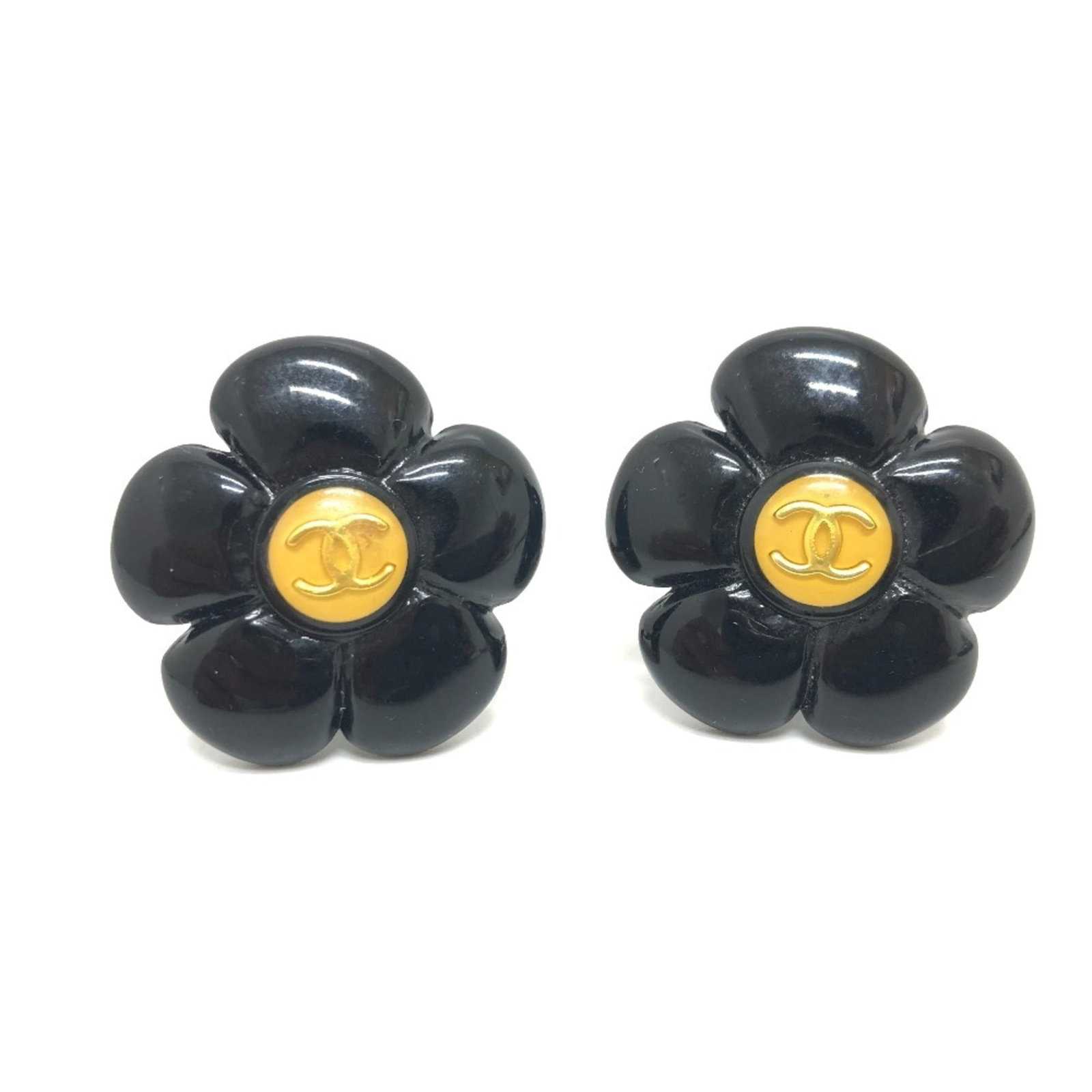 Clip earrings plastic from Chanel: Clip earrings plastic from Chanel Clip earrings from Chanel in black and gold plastic. Made with a sleek design, these earrings measure 35mm x 35mm. They are made entirely of plastic. Item Specifics: