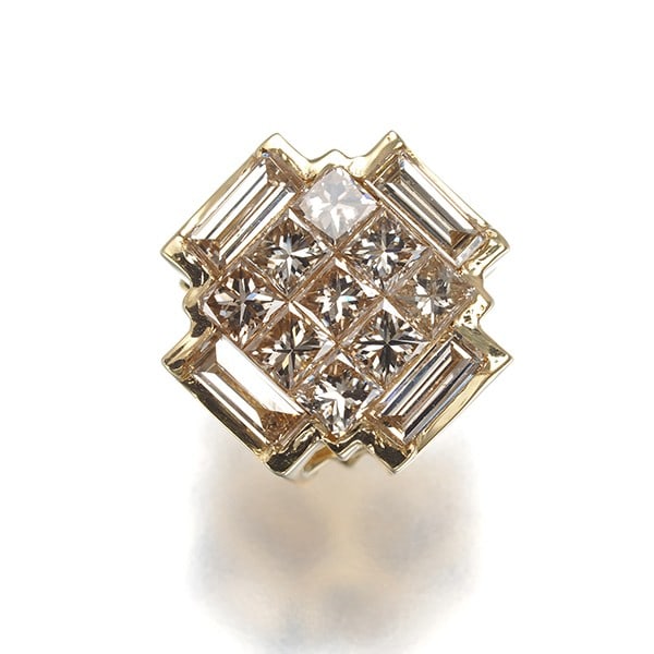 Yellow gold baguette-cut diamond pendant 18K: Yellow gold baguette-cut diamond pendant 18K Yellow gold baguette-cut diamond pendant 18K features a natural diamond with an approximate total weight of 0.3ct, set in 18k yellow gold. The pendant's