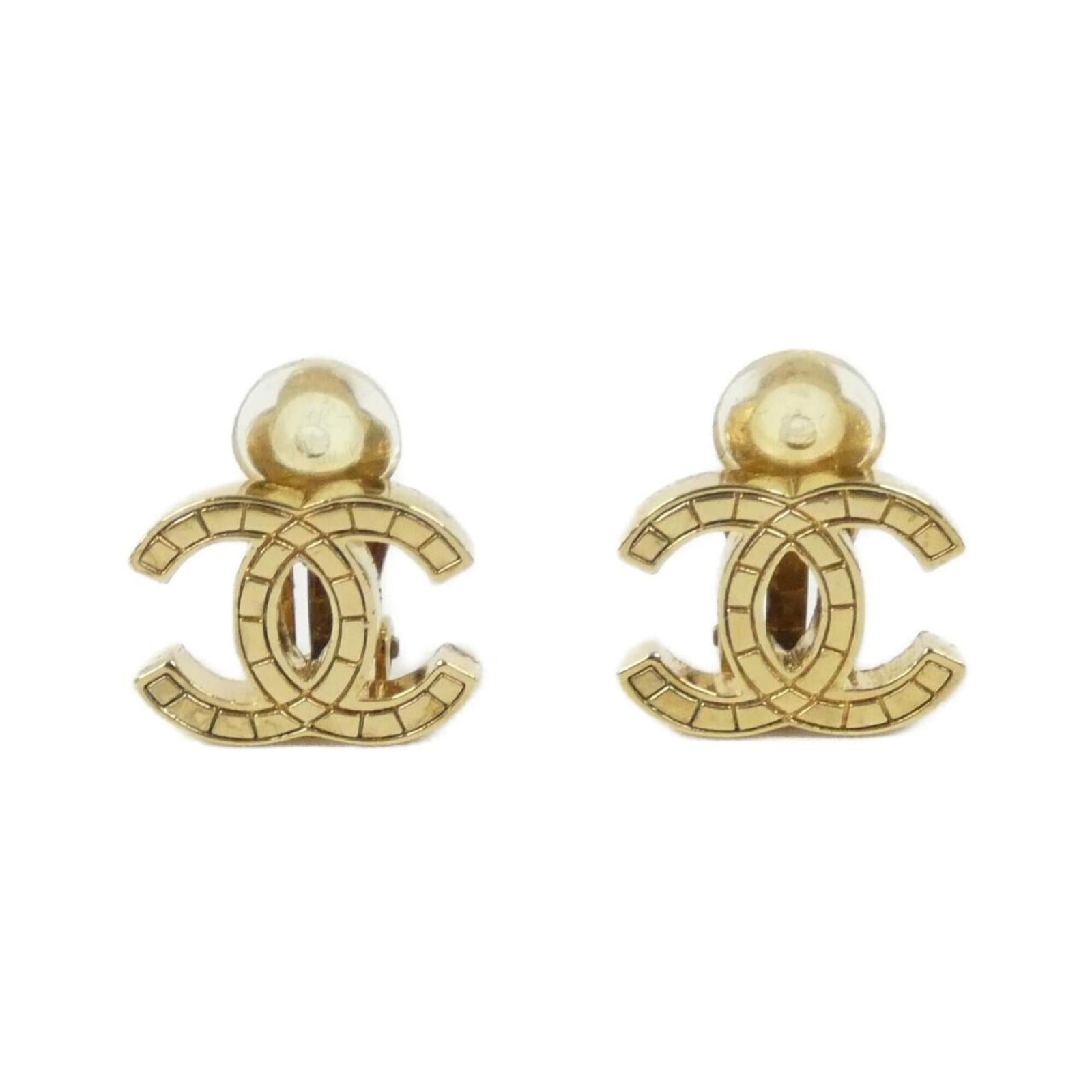 Clip earrings by Chanel: Clip earrings by Chanel Clip earrings by Chanel, crafted in gold with precise dimensions of 12.00mm x 15.00mm, offer a sleek and elegant accessory for women's everyday wear. The classic design