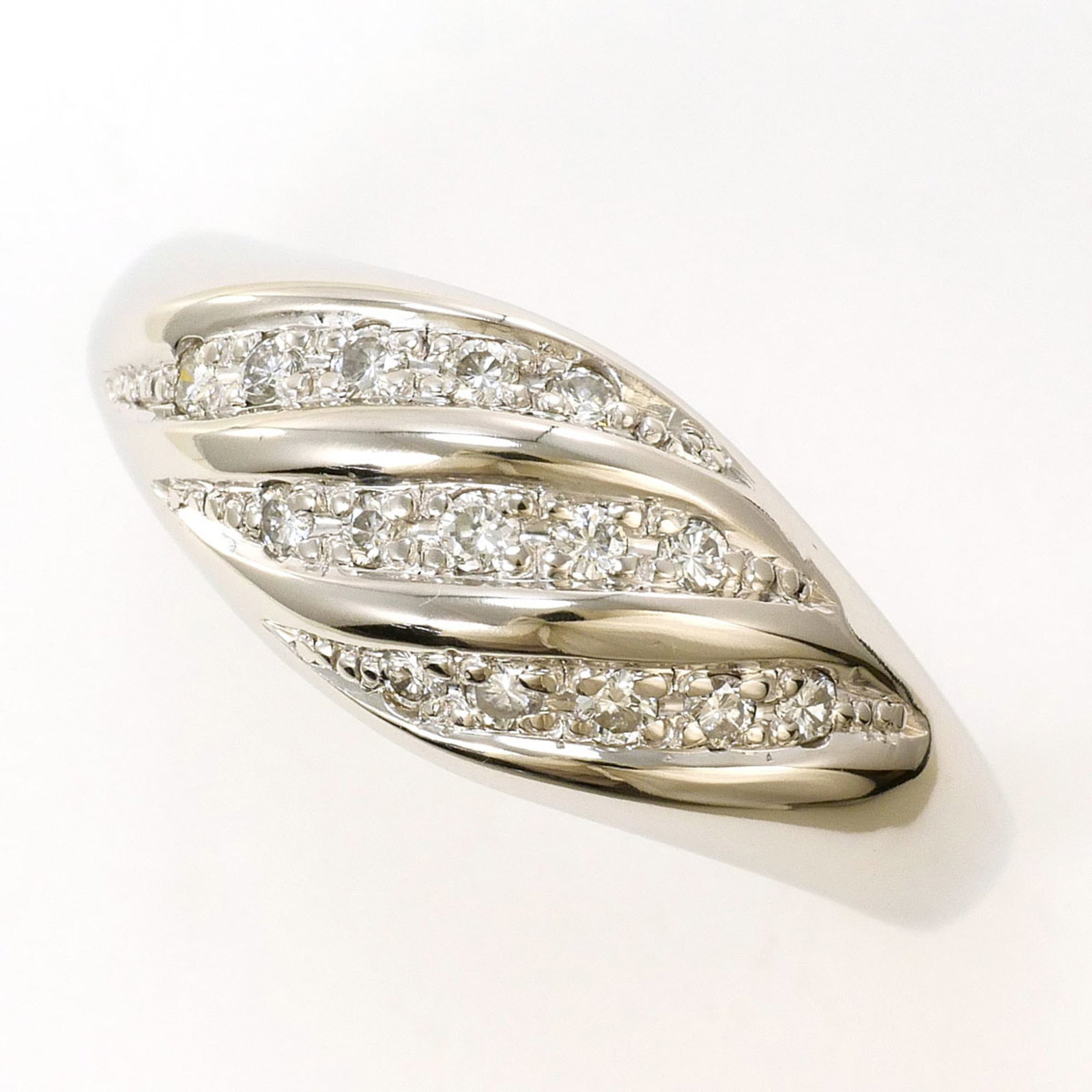 Ring Band Platinum Unbranded 900: Ring Band Platinum Unbranded 900 The Ring Band Platinum Unbranded 900 features a sleek platinum design with a diamond stone, weighing 0.15 carats. Made from high-quality platinum metal, this band is