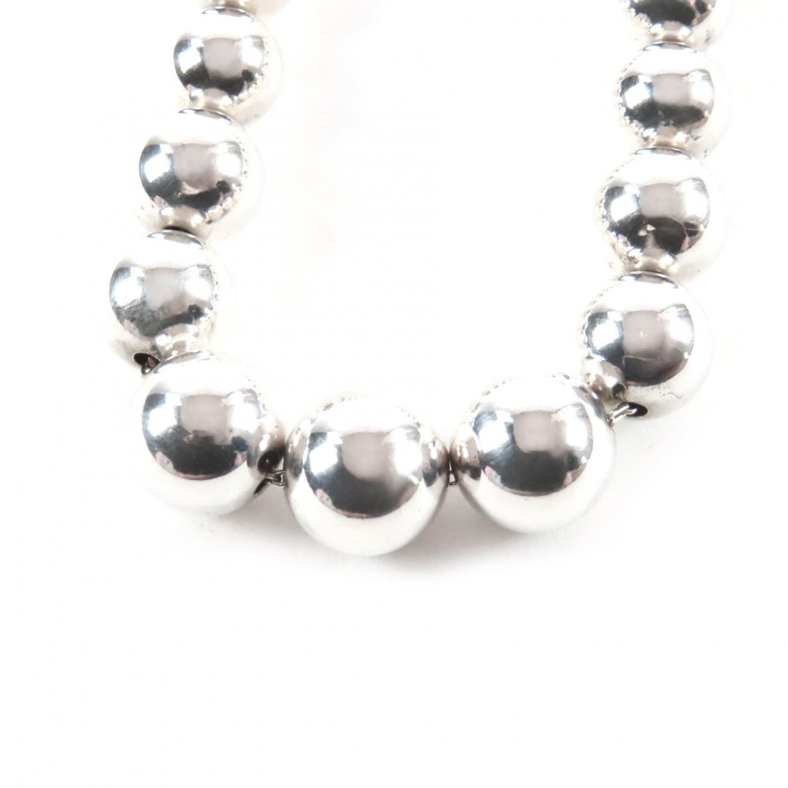 Tiffany&Co. Tiffany Hardwear 925 Graduated Ball Necklace Silver Weight 27.4G Women'S: Tiffany&Co. Tiffany Hardwear 925 Graduated Ball Necklace Silver Weight 27.4G Women'S The Tiffany&Co. Tiffany Hardwear 925 Graduated Ball Necklace features a striking silver design with graduated ball