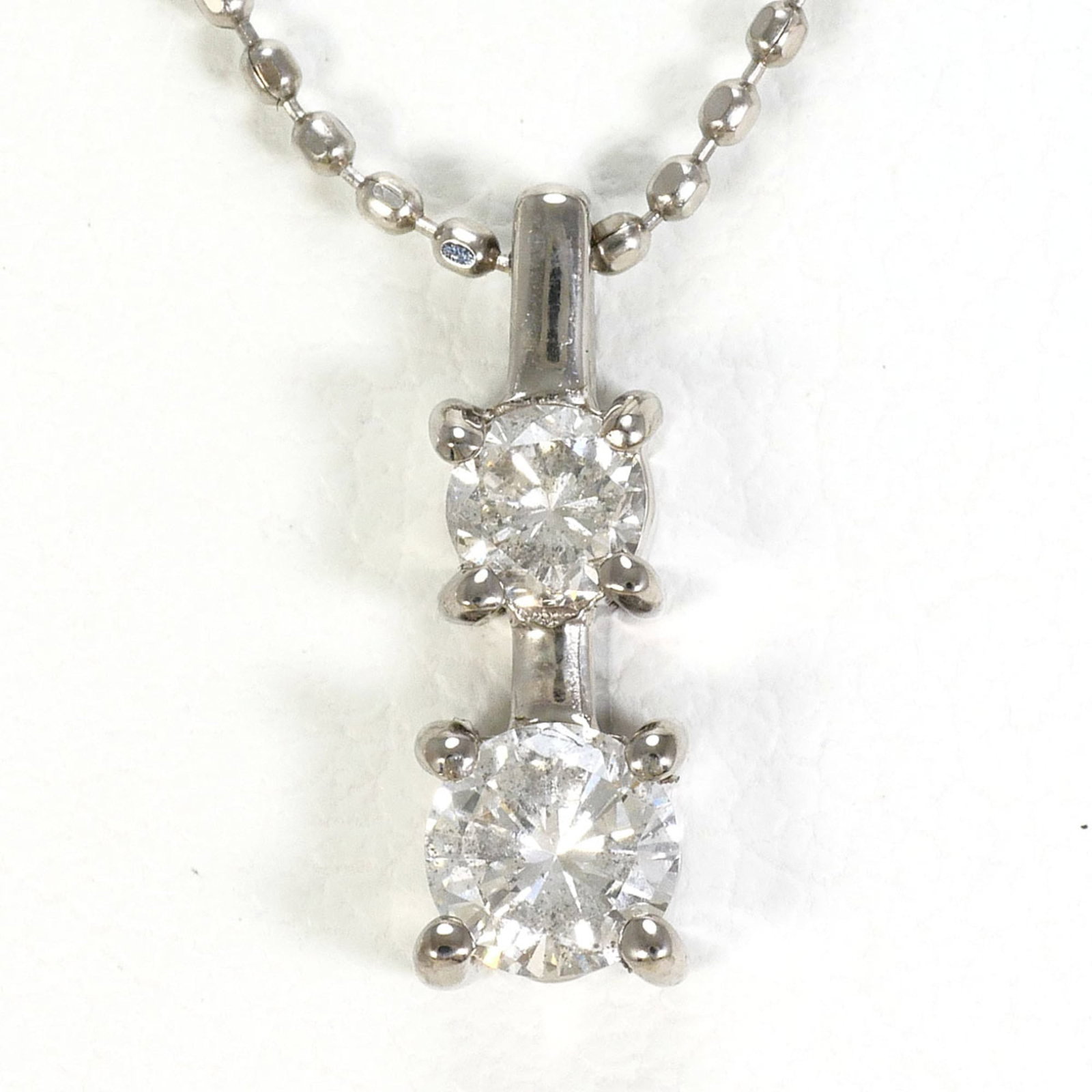 Necklace 18K White Gold with 0.30Ct diamond total weight 2.2g 42cm length Jewelry.: Necklace 18K White Gold with 0.30Ct diamond total weight 2.2g 42cm length Jewelry. 18K white gold necklace boasts a total weight of 0.30 carats in diamonds, totaling 2.2 grams. The chain measures