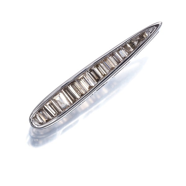 Diamond 0.40Ct Tapered-Cut Pendant 18K 750 White Gold: Diamond 0.40Ct Tapered-Cut Pendant 18K 750 White Gold This 18k white gold pendant showcases a stunning diamond, weighing a total of 0.40ct in its tapered-cut design. The natural style and