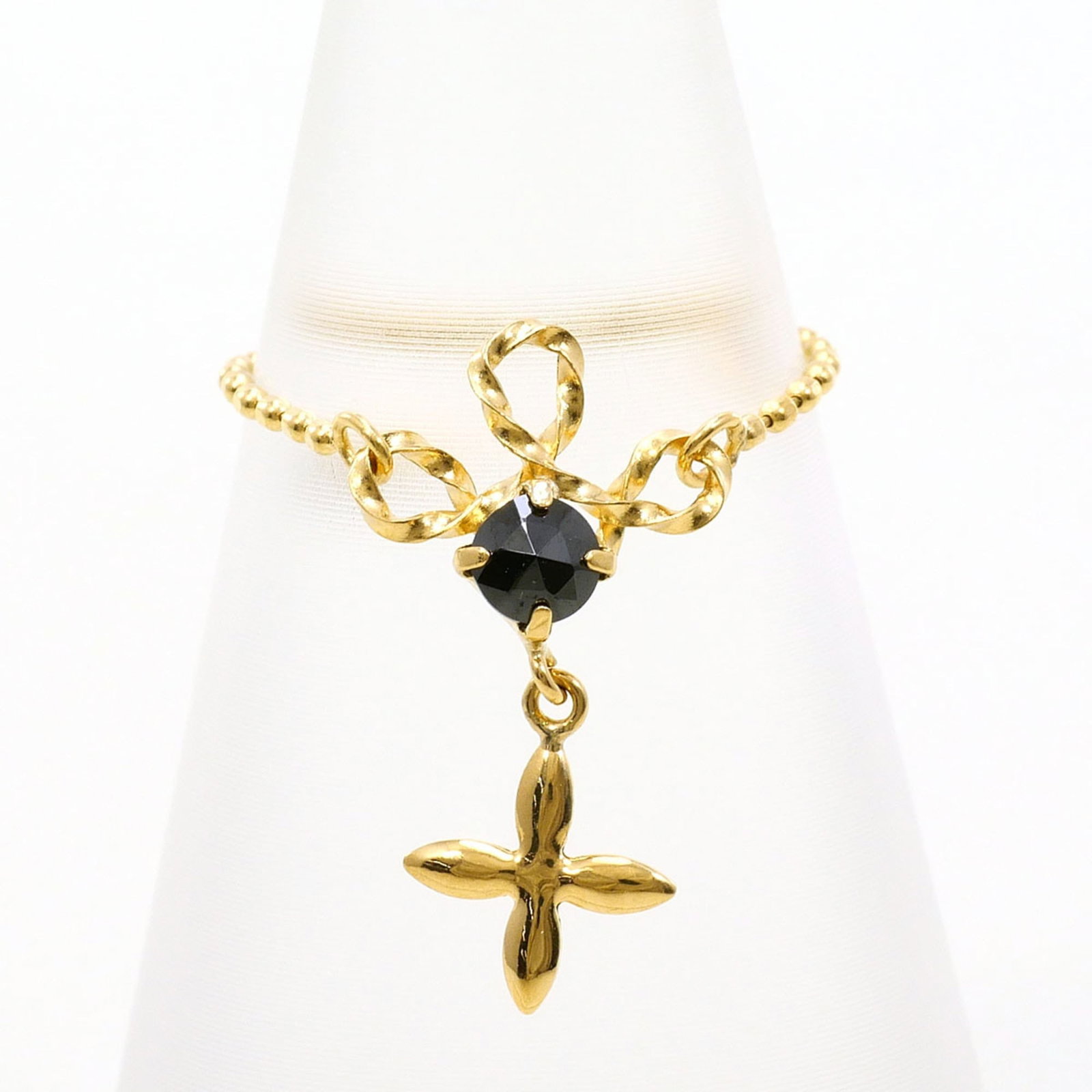 Unbranded Band Ring Yellow Gold (18K): Unbranded Band Ring Yellow Gold (18K) Yellow gold band ring with onyx stone, crafted from 18K metal. This unbranded piece boasts a classic design and subtle elegance, making it a simple yet stylish