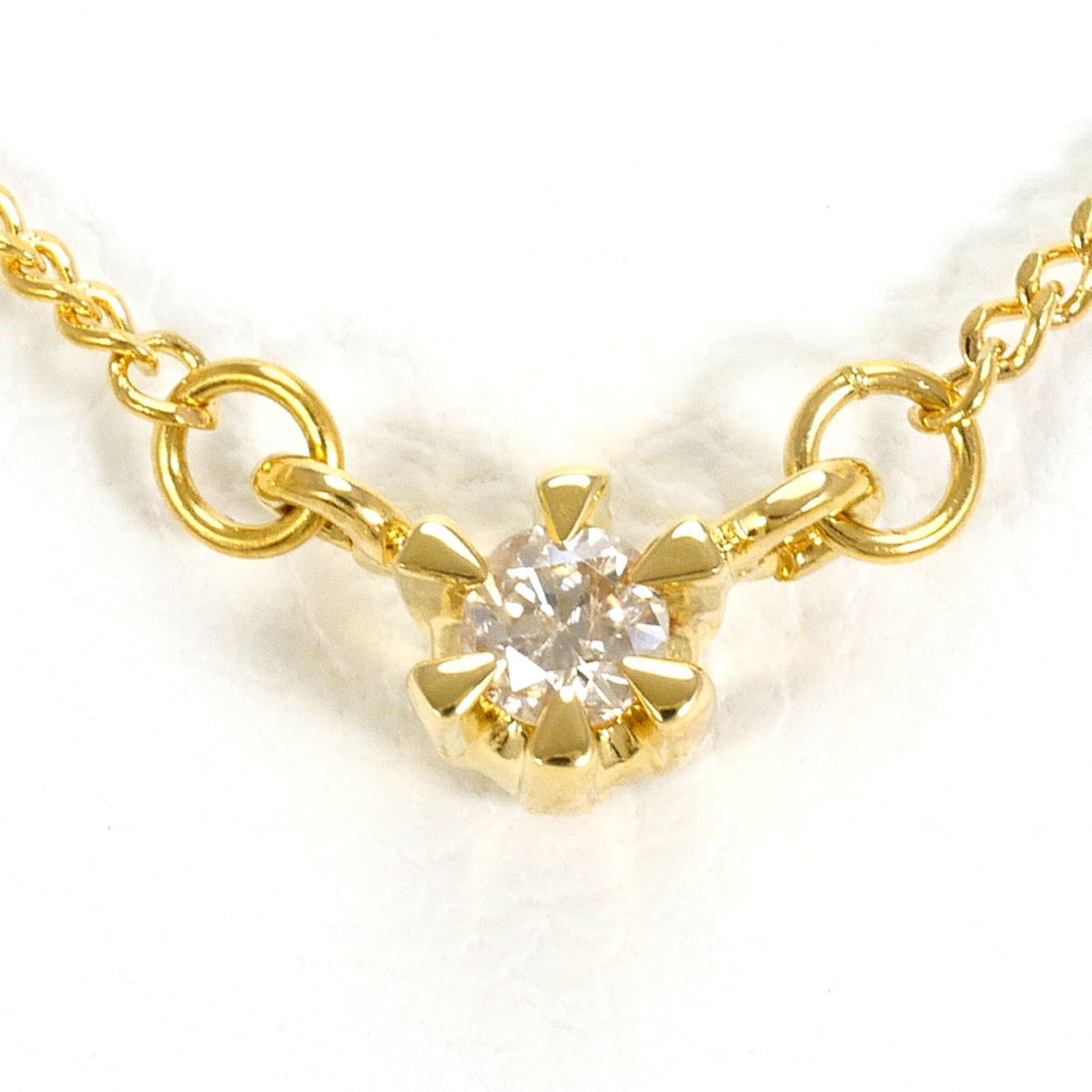 18K (18-Karat) Yellow Gold Necklace With 0.05Ct Diamond Total Weight 1.7G 41Cm Length Jewelry: 18K (18-Karat) Yellow Gold Necklace With 0.05Ct Diamond Total Weight 1.7G 41Cm Length Jewelry 18K yellow gold necklace boasts a total weight of 1.7g, featuring a 0.05ct diamond pendant that shines