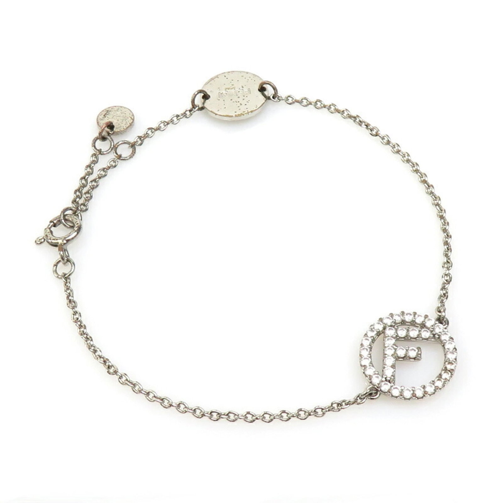 Metal Charm Fendi: Metal Charm Fendi Silver metal charm bracelet from Fendi, featuring a single charm with the iconic 'F' logo. This stylish accessory measures between 16.3cm and 19.3cm in length, making it a versatile