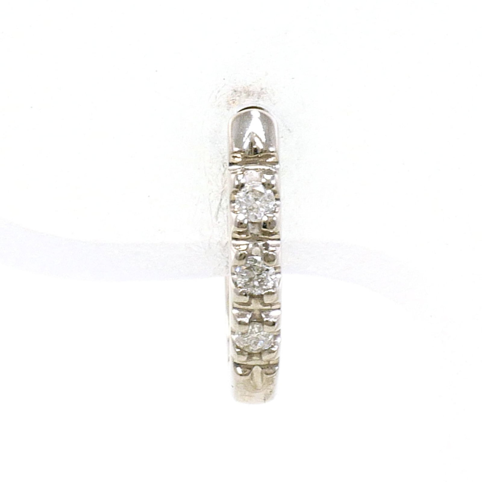 Unbranded Hoop Earrings White Gold (10K): Unbranded Hoop Earrings White Gold (10K) White gold (10K) hoop earrings feature a single diamond weighing 0.5g / 0.01oz, adding a touch of elegance to any outfit. Made from high-quality white gold,