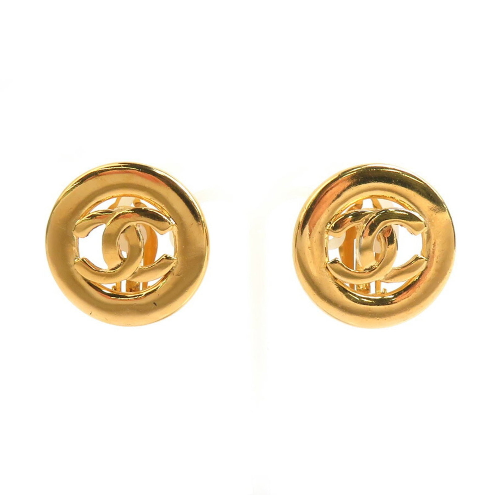 Metal clip earrings by Chanel: Metal clip earrings by Chanel Metal clip earrings by Chanel, crafted from gold metal, offer a sleek and modern design. The simple yet elegant style makes them a versatile accessory for everyday wear.