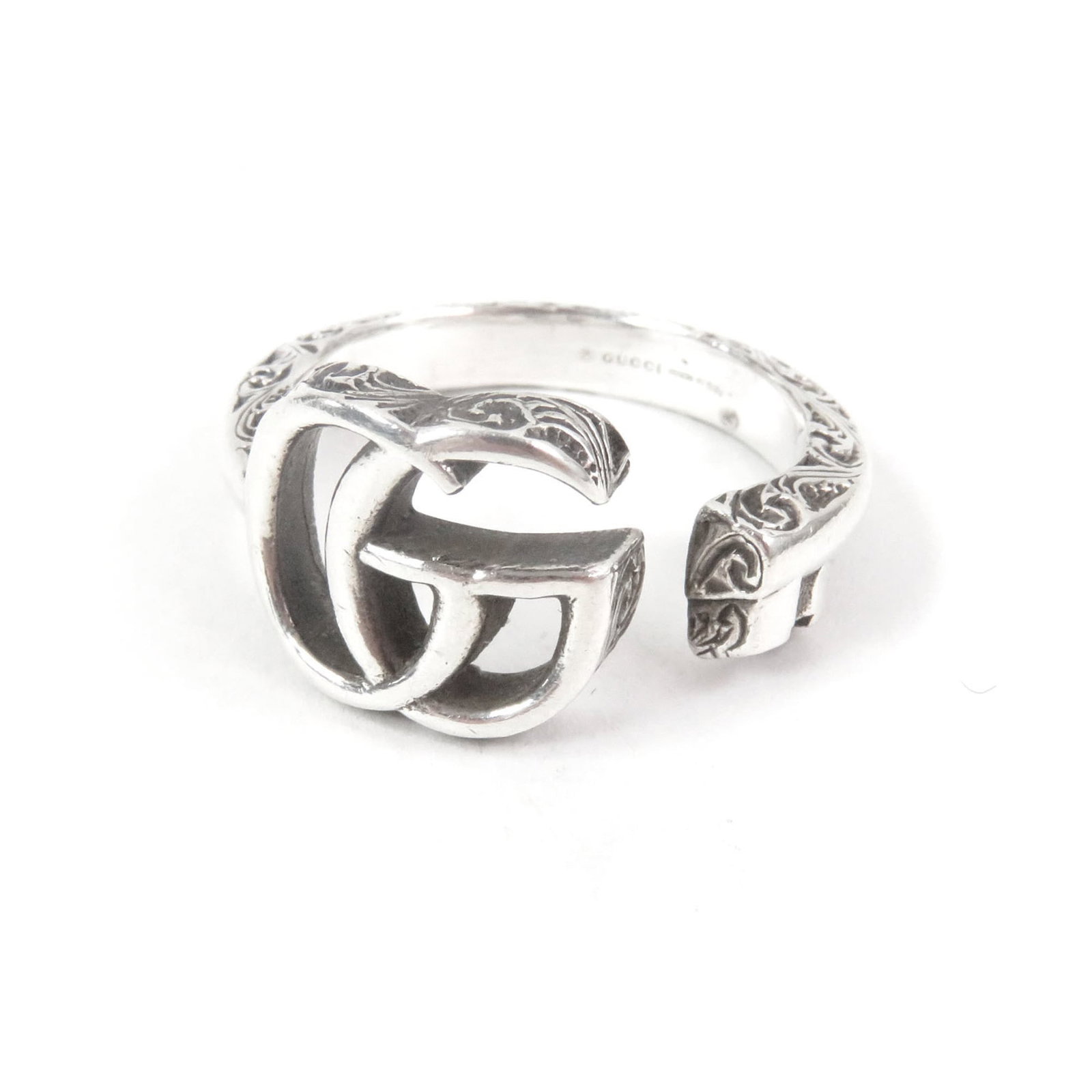 Gucci Band Ring Silver 925: Gucci Band Ring Silver 925 Silver Gucci Band Ring, crafted from high-quality Silver 925 material. This stylish band ring features the iconic Gucci brand and is available in a US size 7.5 and JP size