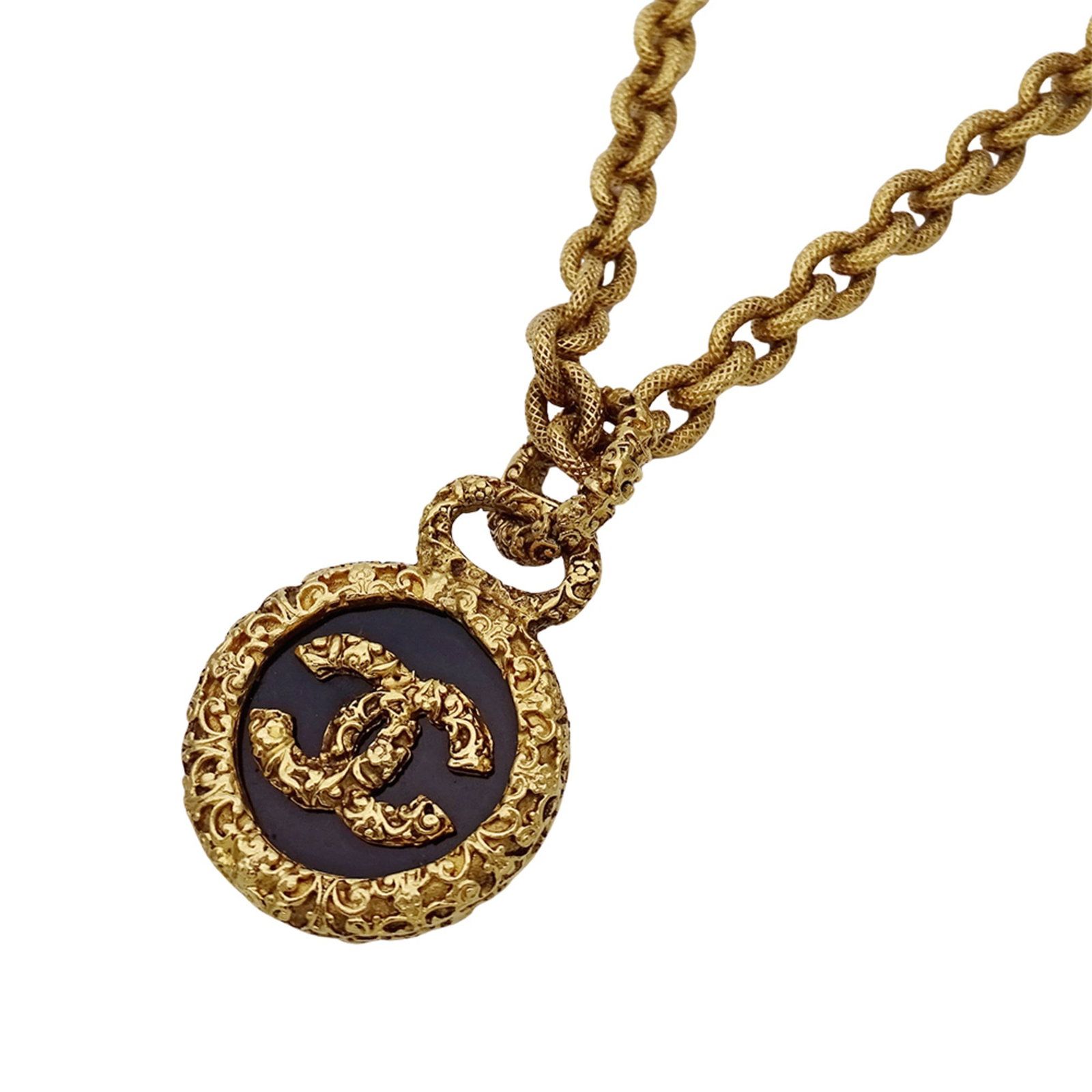 Chanel Necklace For Women Gold And Black With The Iconic Logo.: Chanel Necklace For Women Gold And Black With The Iconic Logo. Gold and black Chanel necklace featuring the iconic logo, with a sleek design and striking color combination. The necklace boasts a 63 cm