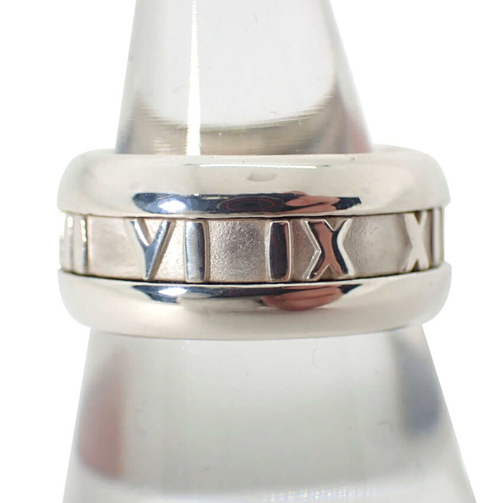 Sterling Silver Tiffany Band Ring 925: Sterling Silver Tiffany Band Ring 925 Sterling silver band ring from Tiffany, featuring high-quality craftsmanship and attention to detail. Made from 925 sterling silver, this elegant ring boasts a