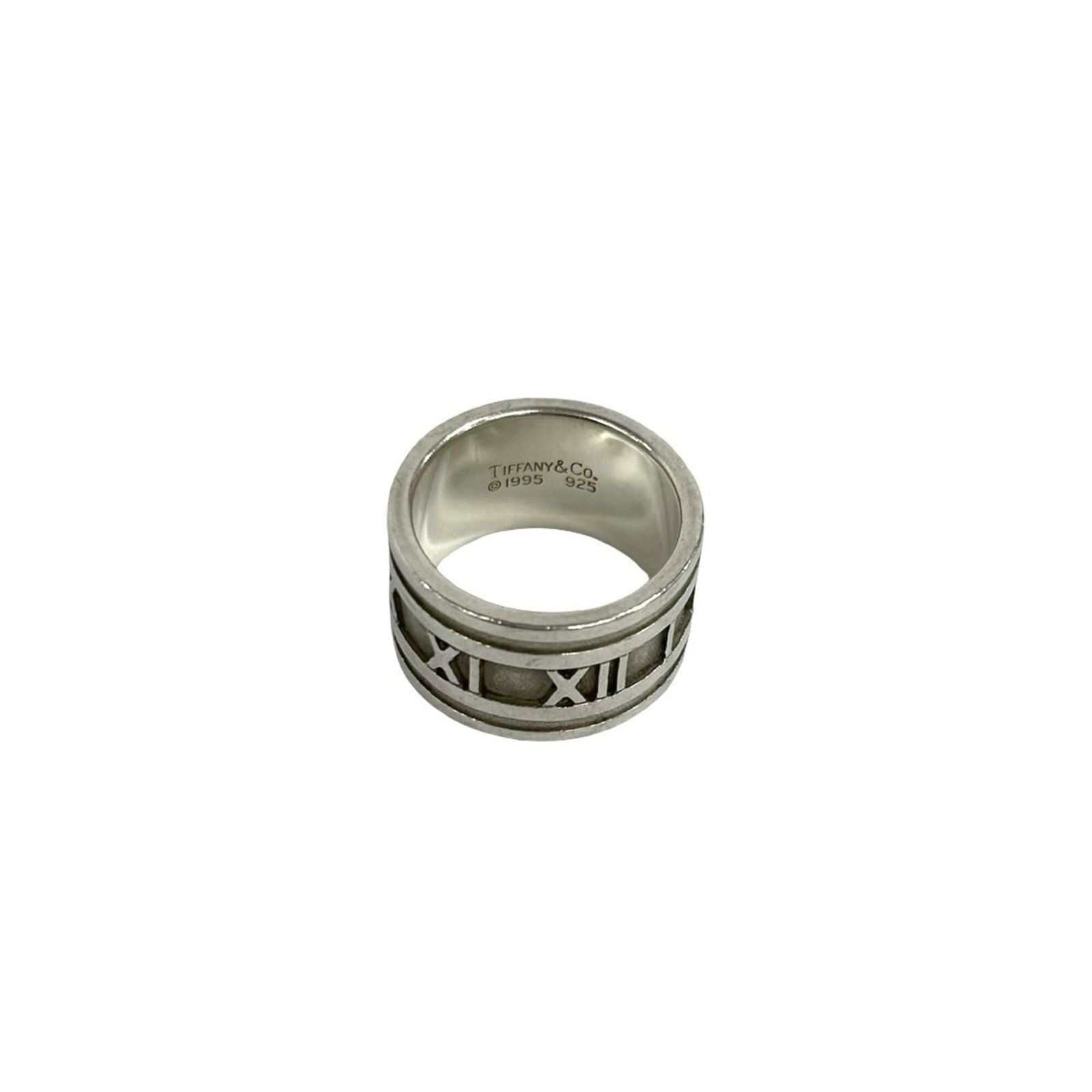 Silver 925 Tiffany Band Ring: Silver 925 Tiffany Band Ring Silver 925 Tiffany Band Ring - A classic band ring in sterling silver, featuring the iconic Tiffany brand. Made from high-quality 925 silver, this ring is a timeless and